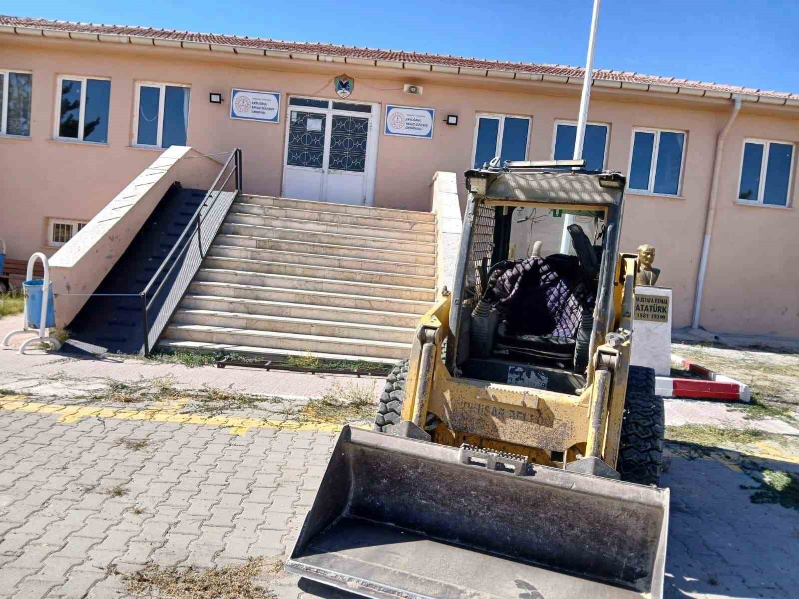 SİVRİHİSAR BELEDİYESİNDEN EĞİTİM KURUMLARINA KAPSAMLI BAKIM VE ONARIM DESTEĞİ