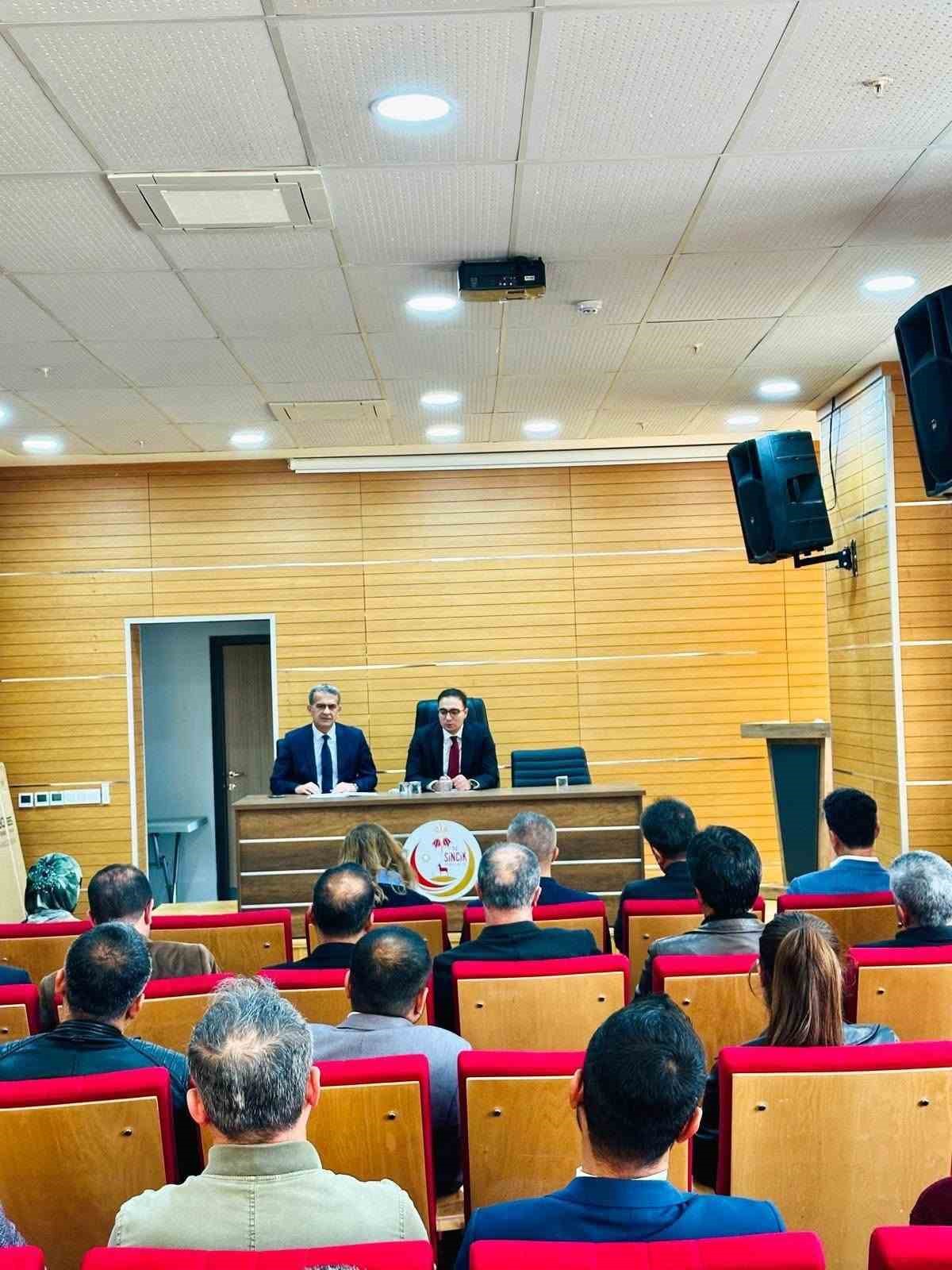 SİNCİK’TE EĞİTİM DEĞERLENDİRME TOPLANTISI YAPILDI