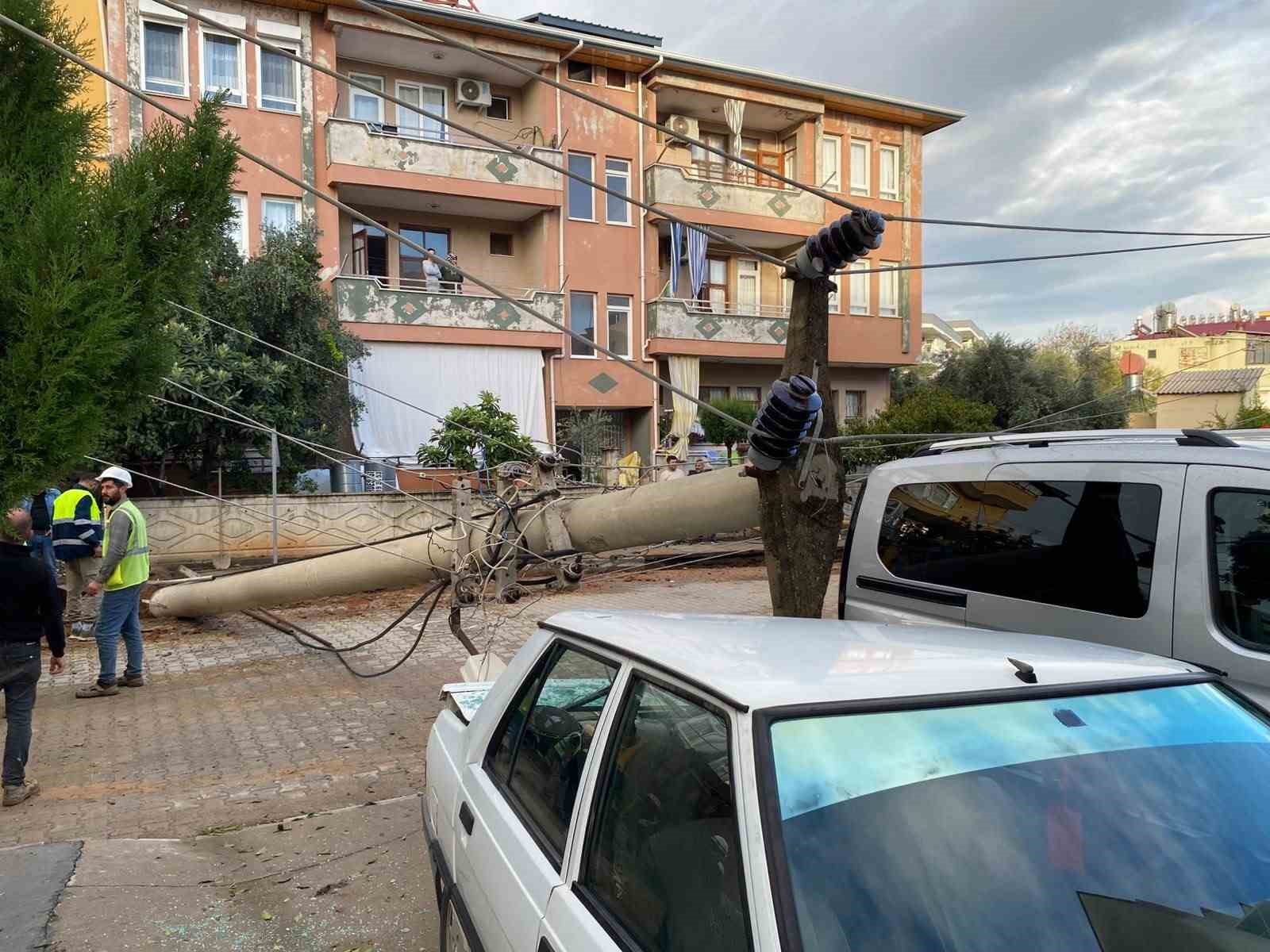 DEVRİLEN ELEKTRİK DİREĞİ OTOMOBİLE ÇİVİ GİBİ SAPLANDI