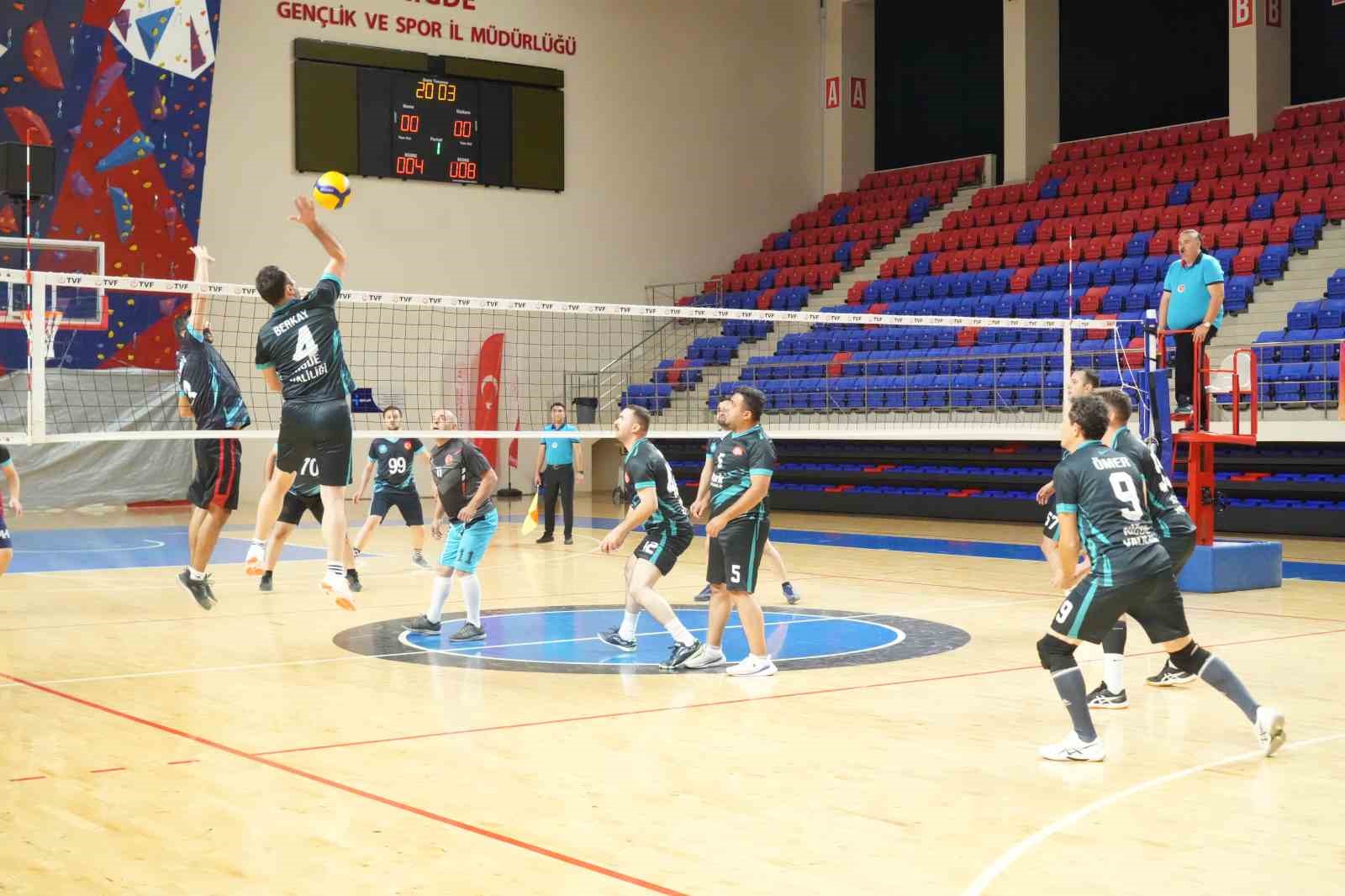 NİĞDE’DE KAMU ÇALIŞANLARI ŞAMPİYONLUK İÇİN TER DÖKÜYOR