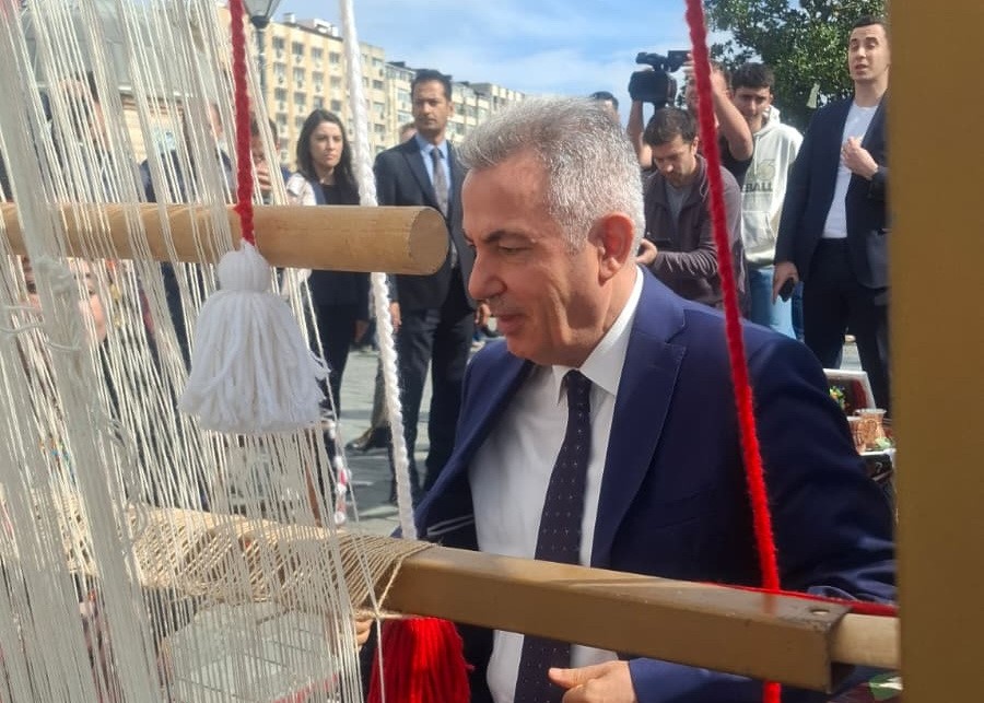 TÜRK BAYRAĞI DOKUMA ETKİNLİĞİ BAŞLADI: İLK İLMEK VALİ ELBAN’DAN