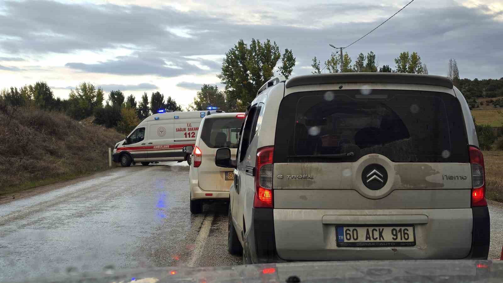 TOKAT’TA İKİ ARACIN KAFA KAFAYA ÇARPIŞTIĞI KAZADA 5 KİŞİ YARALANDI