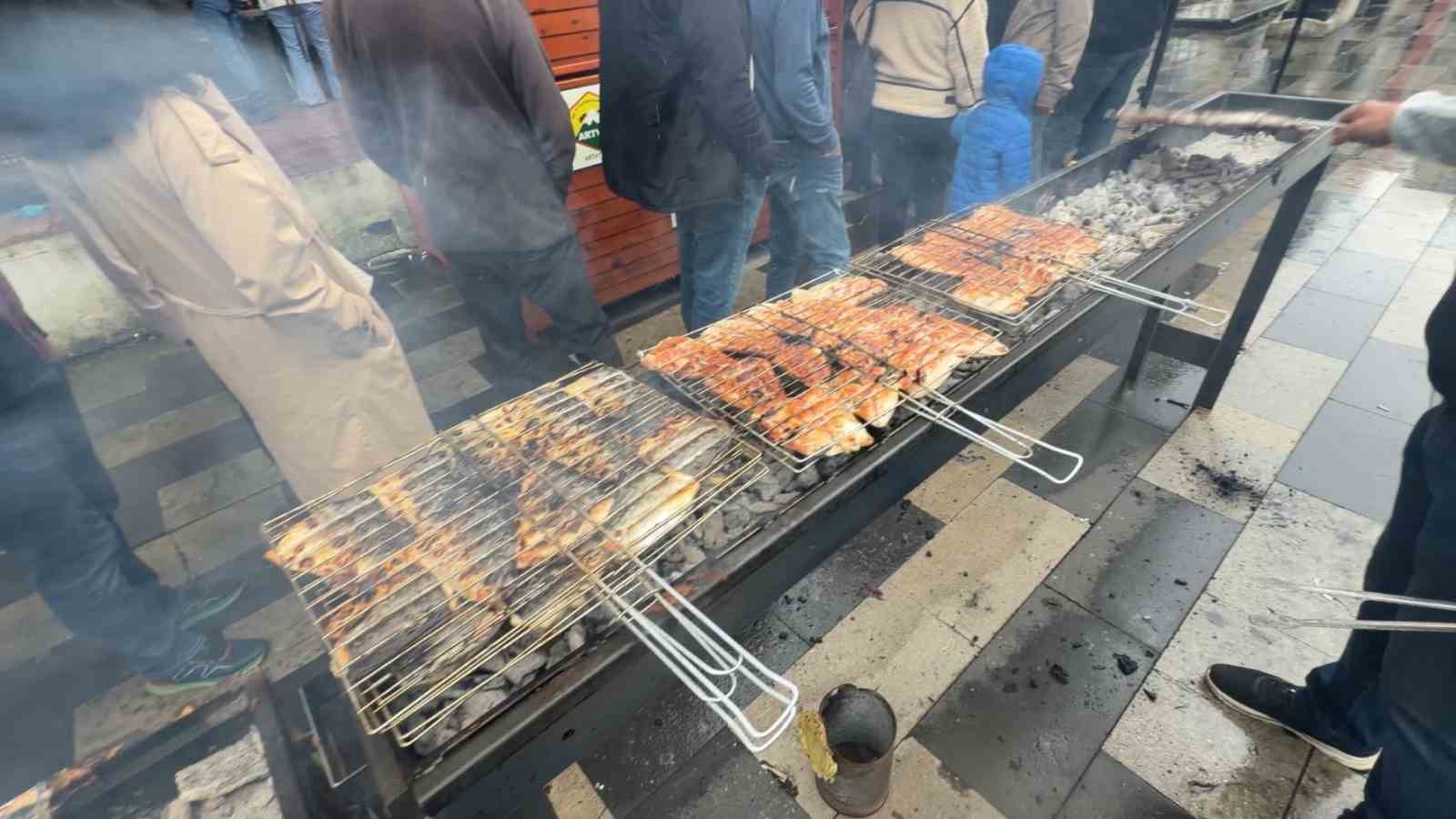 KARADENİZ’DE BALIK BOLLUĞU HOPA’DA ZİYAFETE DÖNÜŞTÜ