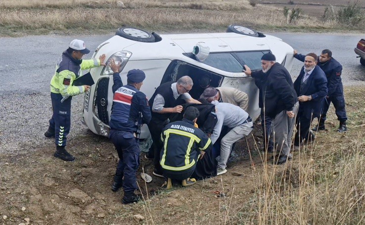 ÇORUM’DA OTOMOBİL DEVRİLDİ: 2 YARALI