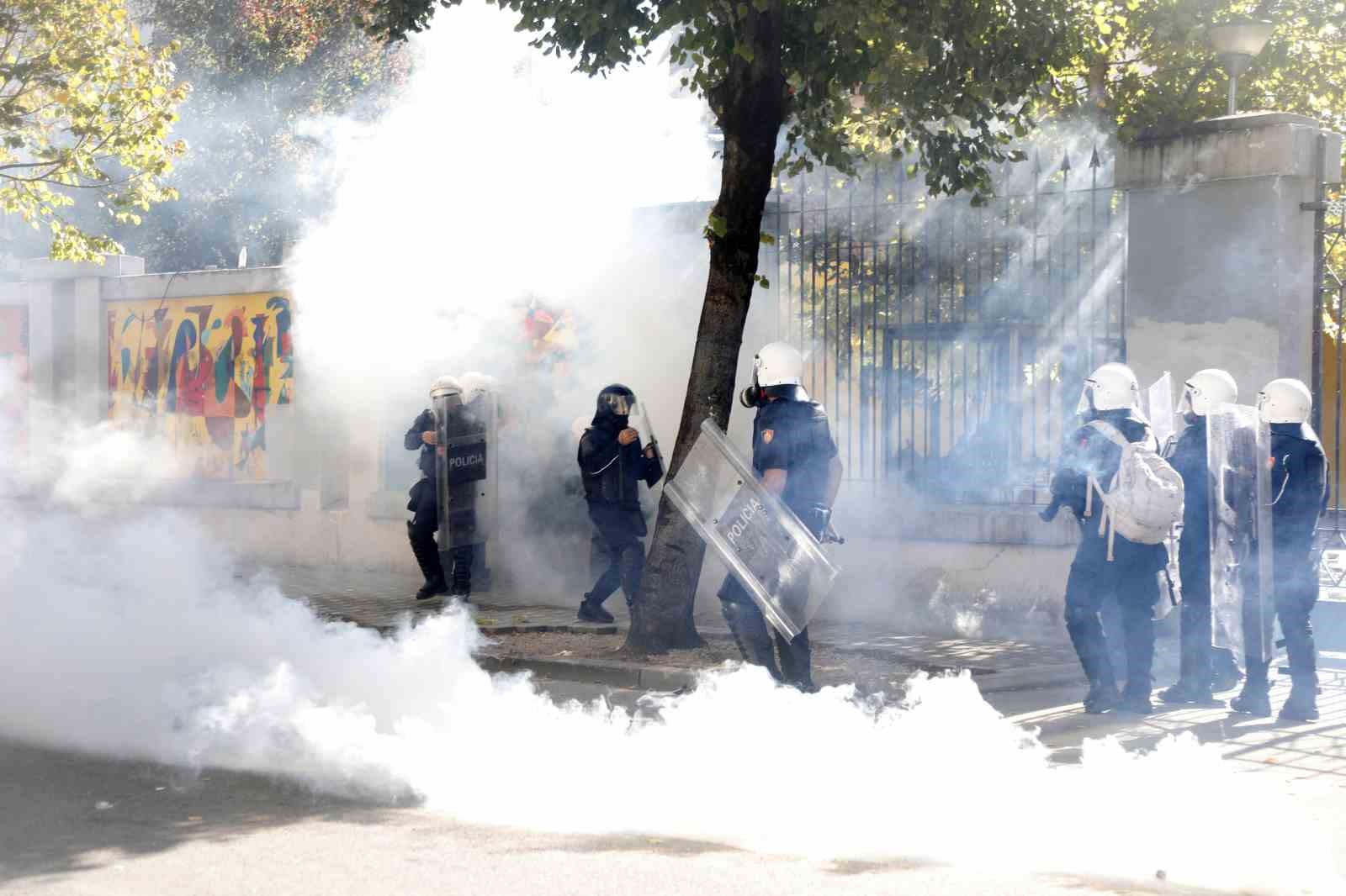 ARNAVUTLUK’TA PROTESTOLAR 4. GÜNÜNDE: EN AZ 2 GÖZALTI