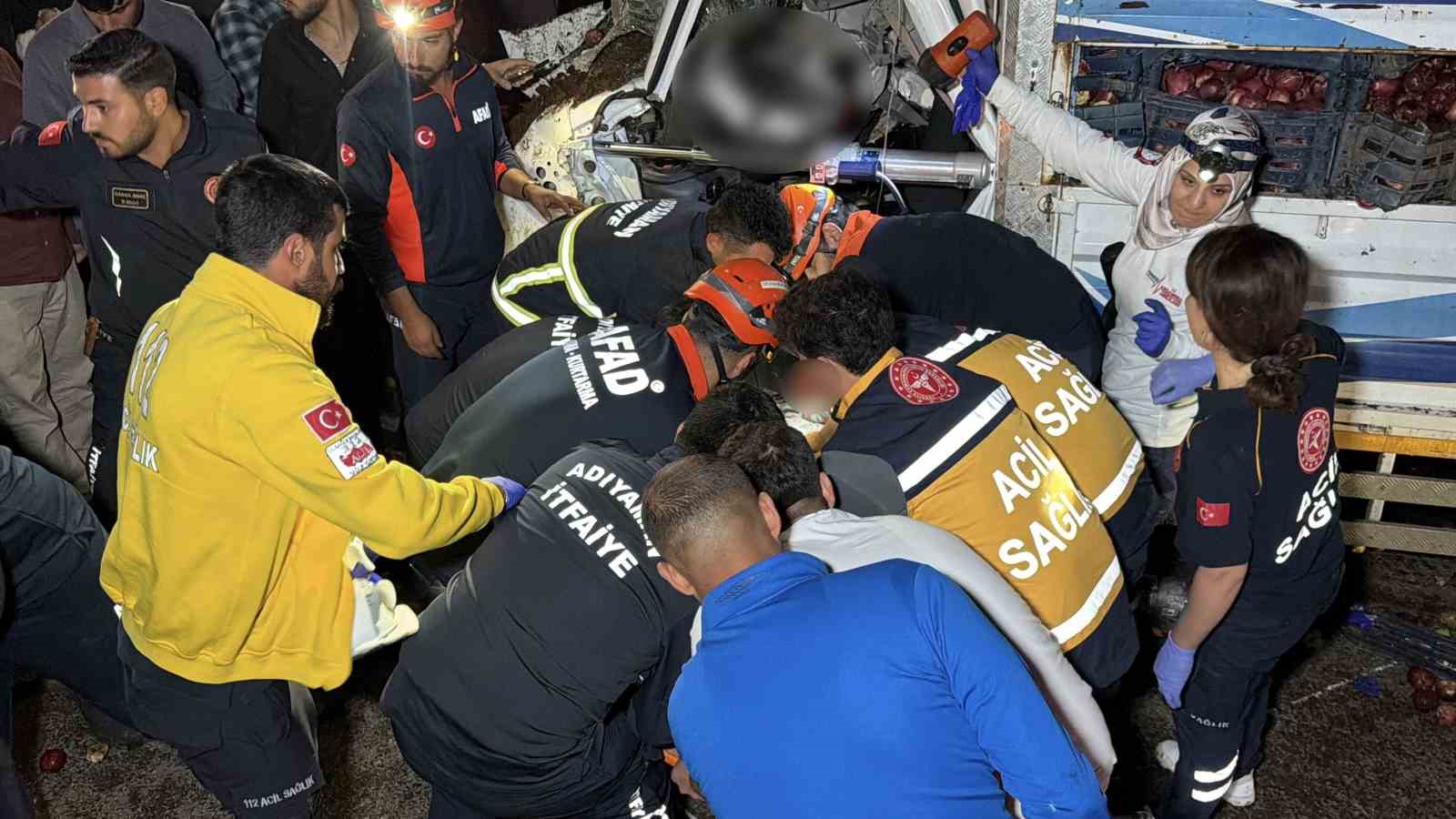 KAMYONET TRAKTÖRE ARKADAN ÇARPTI: 1 ÖLÜ, 1 YARALI
