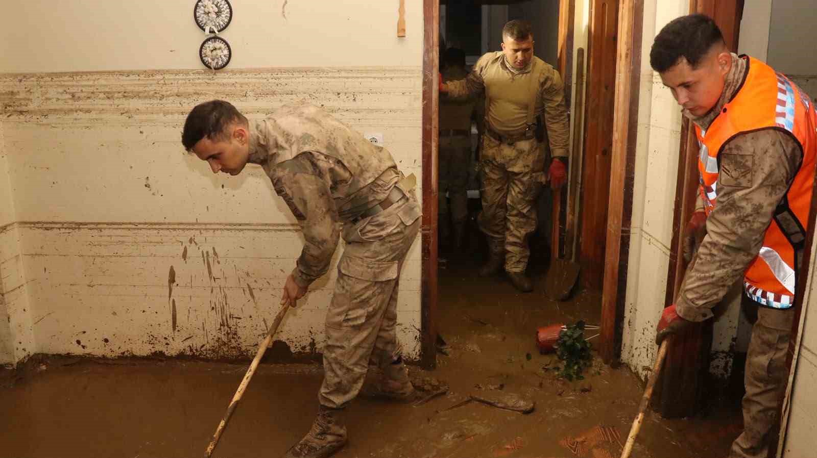 JANDARMA KOMANDOLARININ AYAZAĞA’DA SEL SONRASI TEMİZLİK ÇALIŞMALARI GECE DE DEVAM EDİYOR