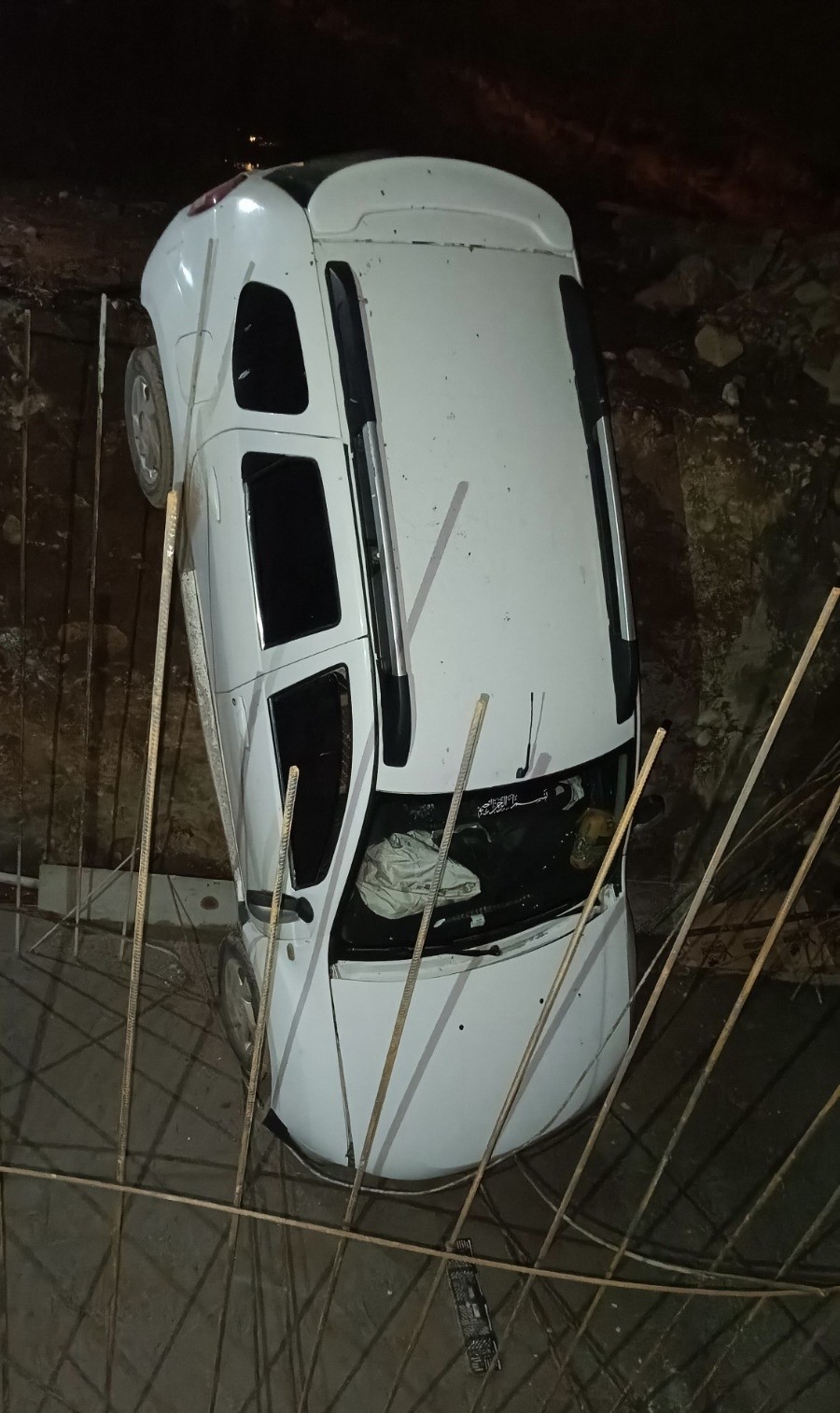 SİİRT’TE OTOMOBİL MENFEZ ÇUKURUNA DÜŞTÜ: 2 YARALI