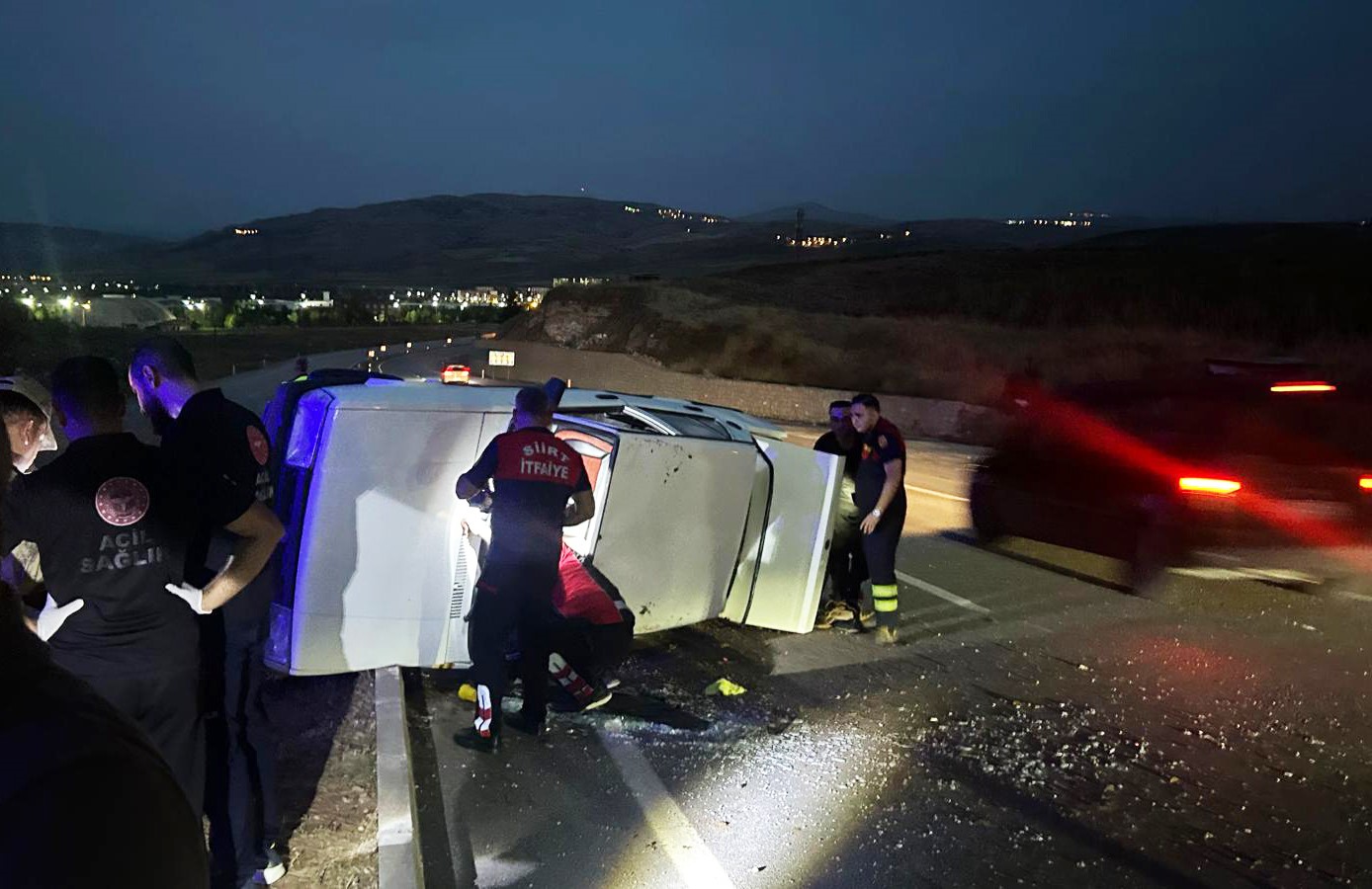 SİİRT’TE OTOMOBİL YAN YATTI: 2 YARALI