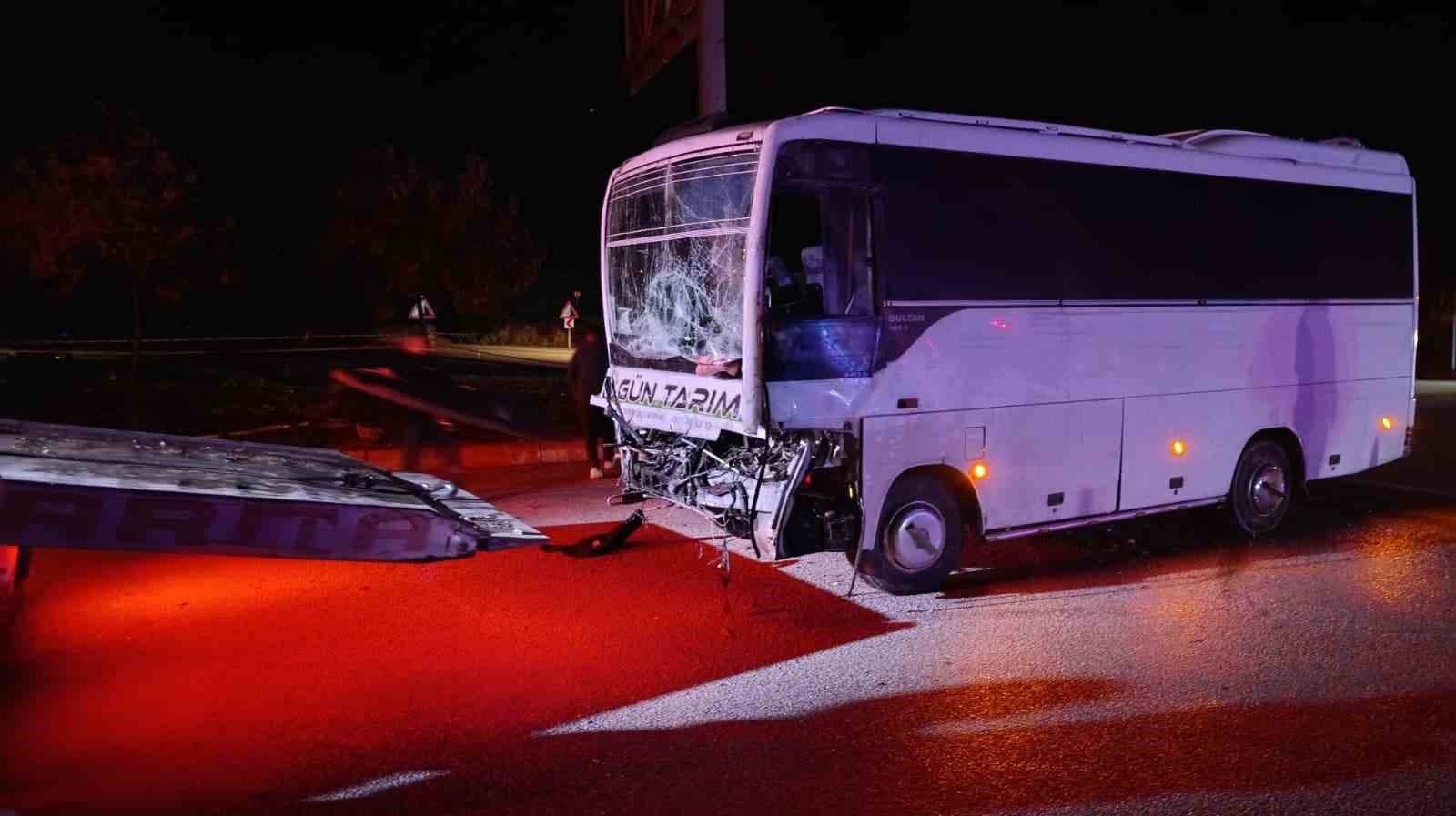 ISPARTA’DA TARIM İŞÇİLERİNİ TAŞIYAN MİDİBÜS İLE TIR ÇARPIŞTI: 17 YARALI