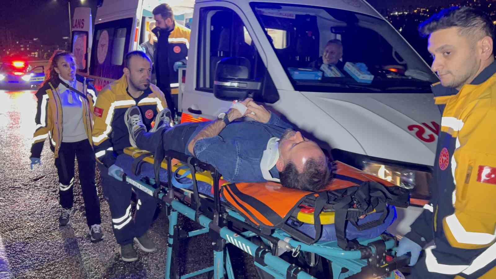 SAMSUN’DA OTOMOBİL ORTA REFÜJE ÇIKTI: 2 YARALI