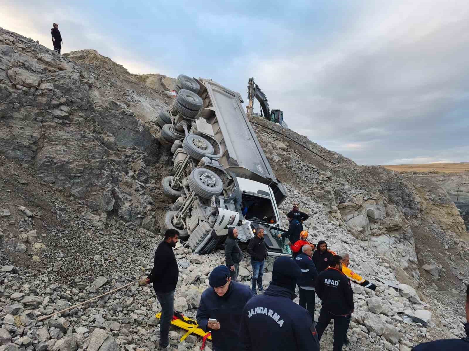 SİVAS’TA TAŞ OCAĞINDA KAMYON DEVRİLDİ, SÜRÜCÜSÜ YARALANDI
