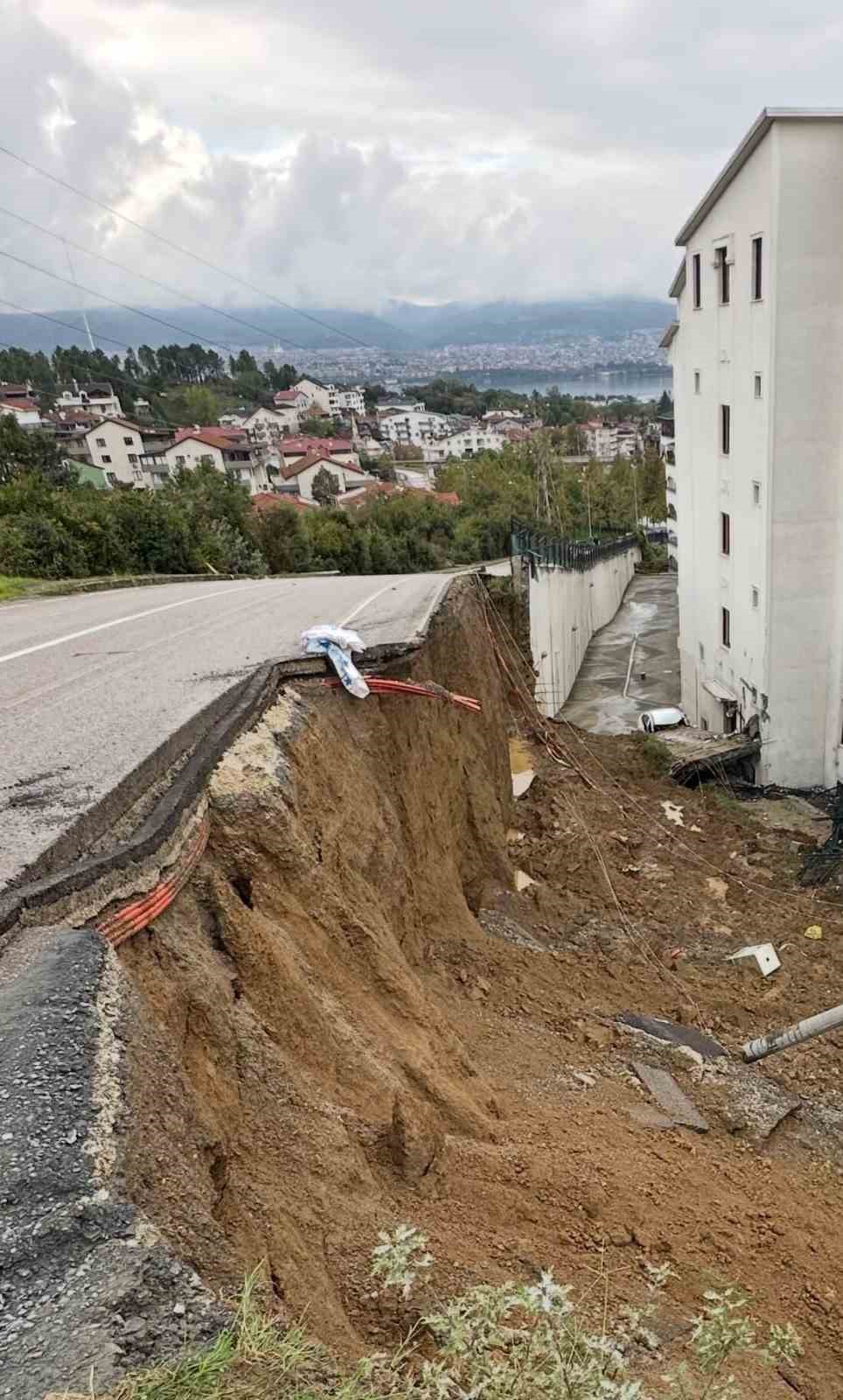 GÖLCÜK’TE 65 KİŞİNİN YAŞADIĞI BİNA TAHLİYE EDİLDİ