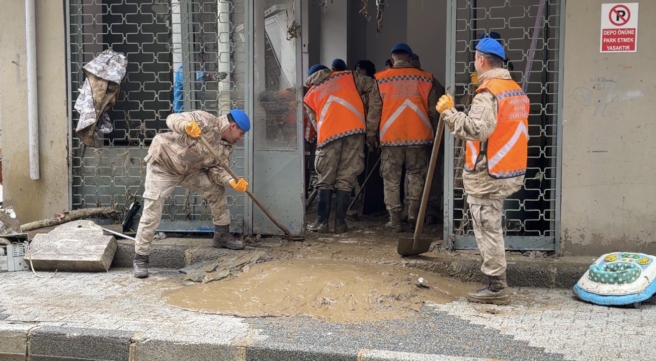 AYAZAĞA’DA SEL SONRASI TEMİZLİK ÇALIŞMALARI SÜRÜYOR: JANDARMA EKİPLERİ DE DESTEK VERİYOR