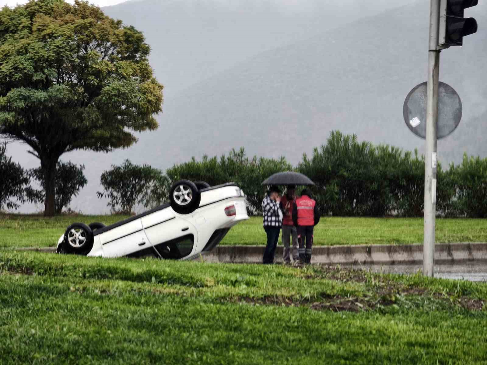 SAĞANAK YAĞIŞTA KONTROLDEN ÇIKAN OTOMOBİL TAKLA ATTI