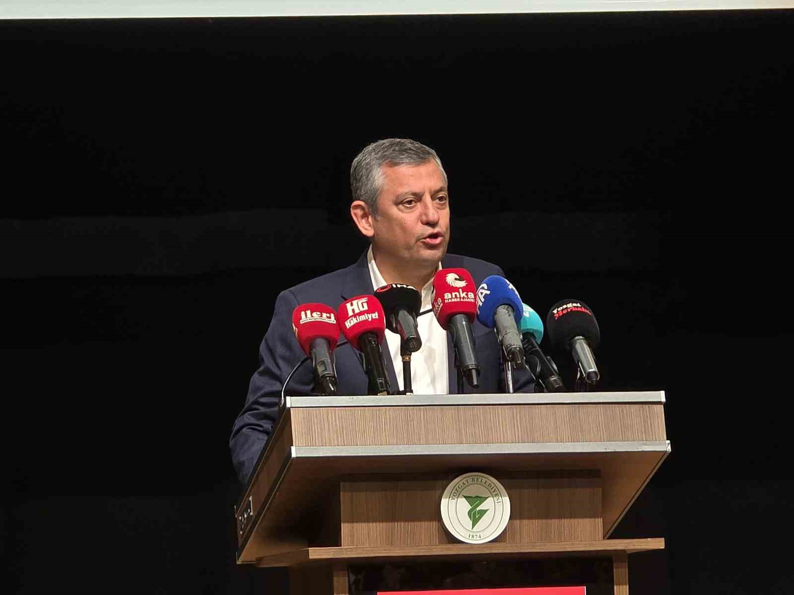 ÖZGÜR ÖZEL, YOZGAT’TA İL BAŞKANLIĞI TOPLANTISINA KATILDI
