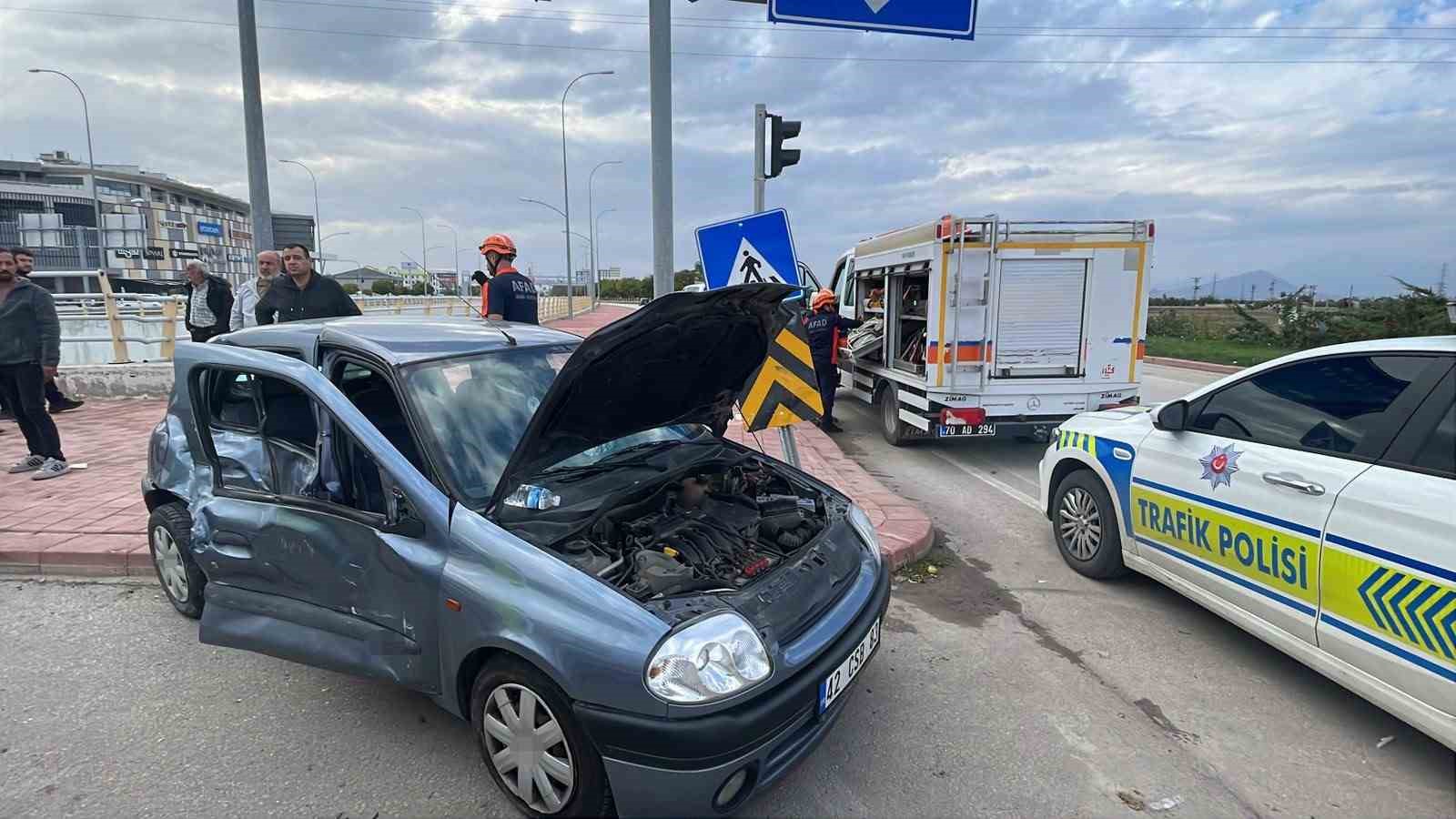 KARAMAN’DA KAMYONETLE OTOMOBİL ÇARPIŞTI: 3 YARALI