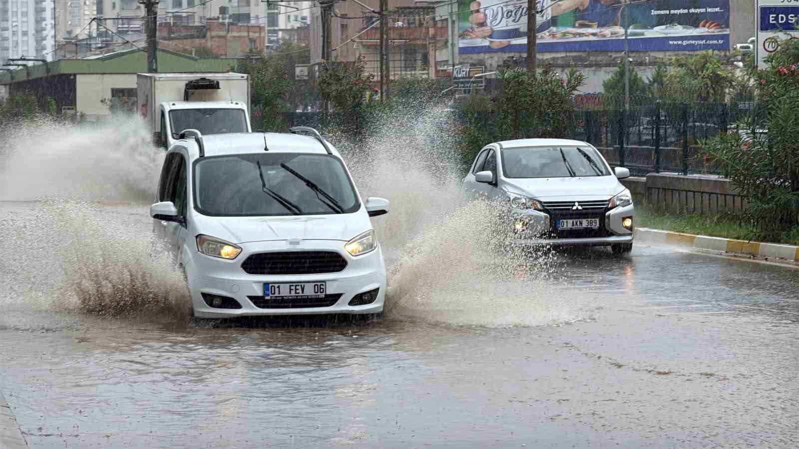 ADANA’DA YOLLAR GÖLE DÖNDÜ