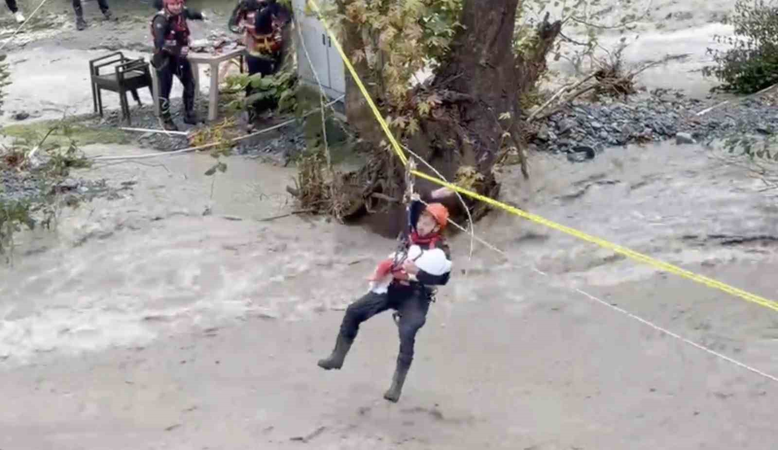 SELİN ORTASINDA YÜREKLERİ ISITAN GÖRÜNTÜ: JANDARMA BEBEĞİ KUCAĞINDA UYUTUP KURTARDI