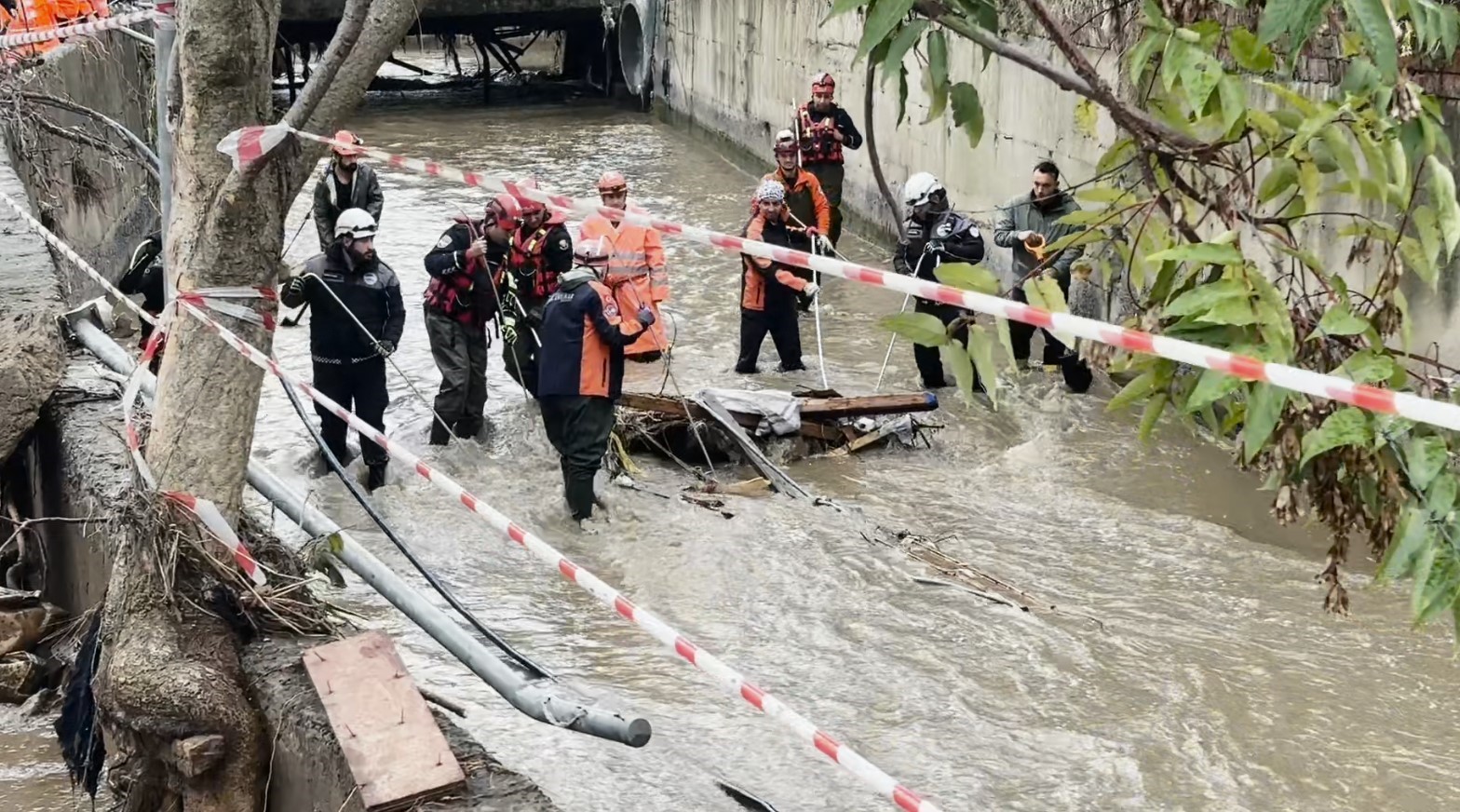 AYAZAĞA’DA SEL FELAKETİ SONUCU KAYBOLAN 3 KİŞİYİ ARAMA KURTARMA ÇALIŞMALARI SÜRÜYOR