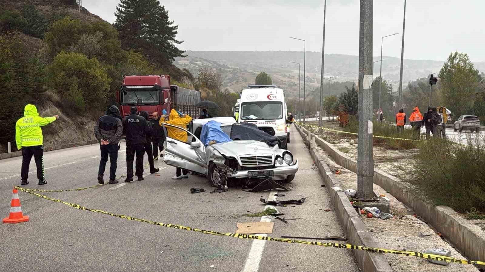BURDUR’DA BARİYERLERE ÇARPAN OTOMOBİL TAKLA ATTI: 1 ÖLÜ, 4 YARALI