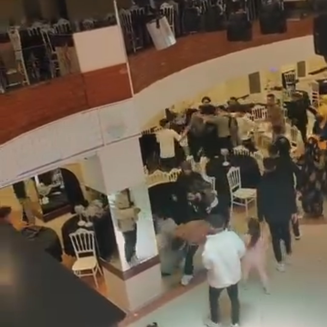 BOLU’DA DÜĞÜN SALONUNDA TAKI KAVGASI: TEKME, YUMRUK VE SANDALYELER HAVADA UÇUŞTU