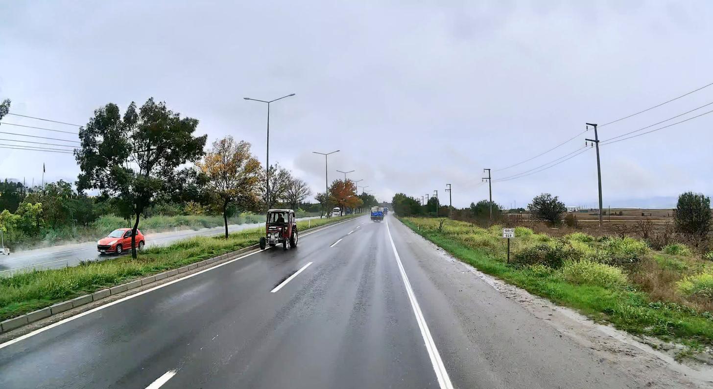 BOLU’DA D-100’DE TERS ŞERİTTEN İLERLEYEN TRAKTÖR KAZAYA DAVETİYE ÇIKARTTI