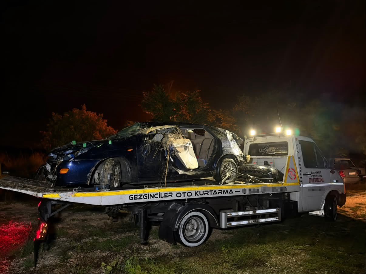 KONTROLDEN ÇIKAN OTOMOBİL TAKLA ATTI: 3 YARALI