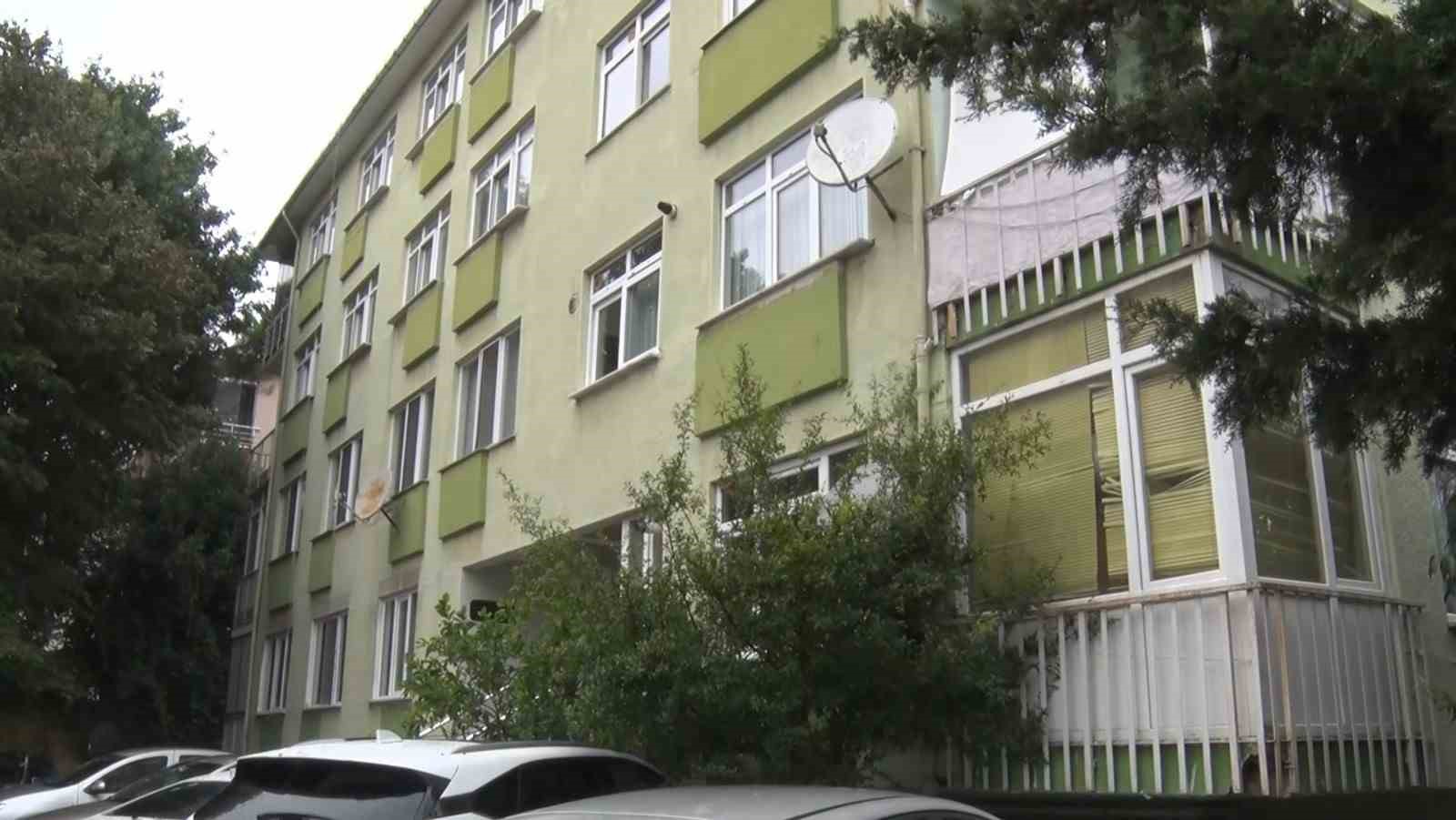 ÜSKÜDAR’DA RÖGAR PATLADI: BODRUM KATINI PİS SU BASTI, APARTMAN SAKİNLERİ YARDIM BEKLİYOR