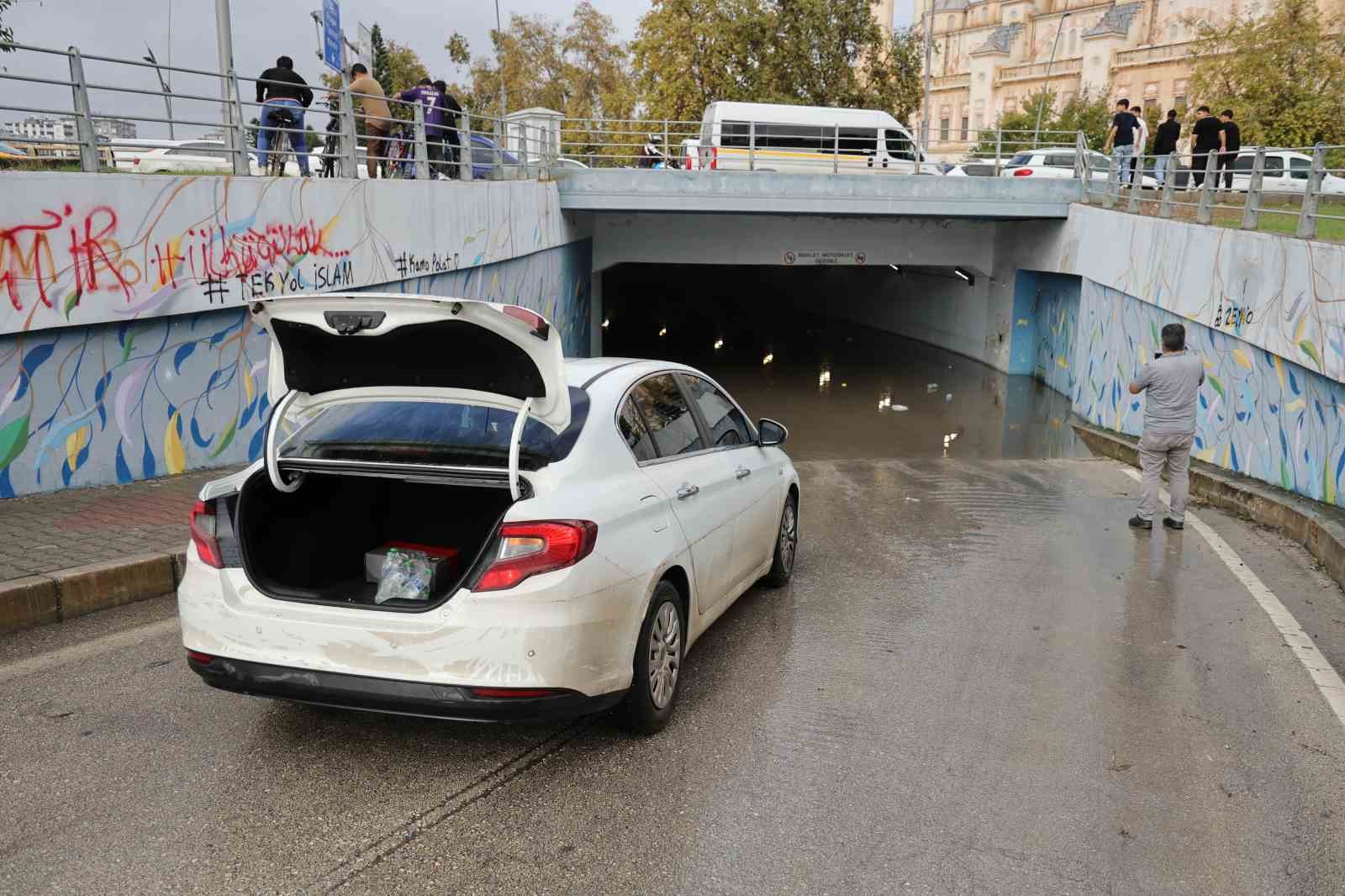 ADANA’DA SAĞANAK ÇİLESİ: OTOMOBİL SUYA GÖMÜLDÜ, VATANDAŞLAR RÖGARLARI KENDİLERİ TEMİZLEDİ