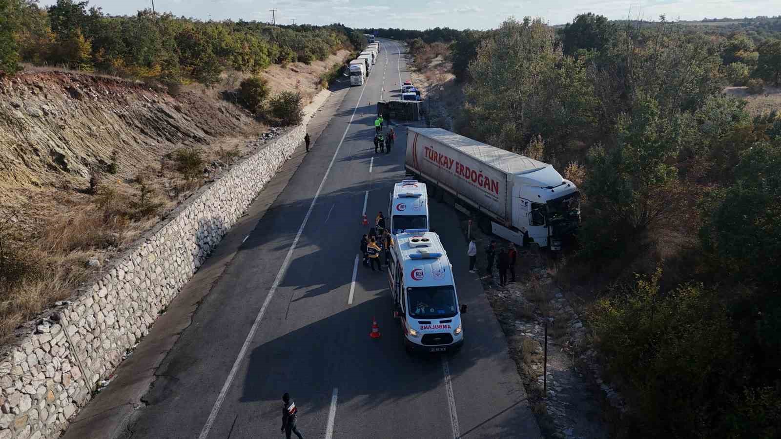 EDİRNE’DE TIR KUYRUĞUNDA KAZA: TIR İLE KAMYONET ÇARPIŞTI, 4 KİŞİ YARALANDI