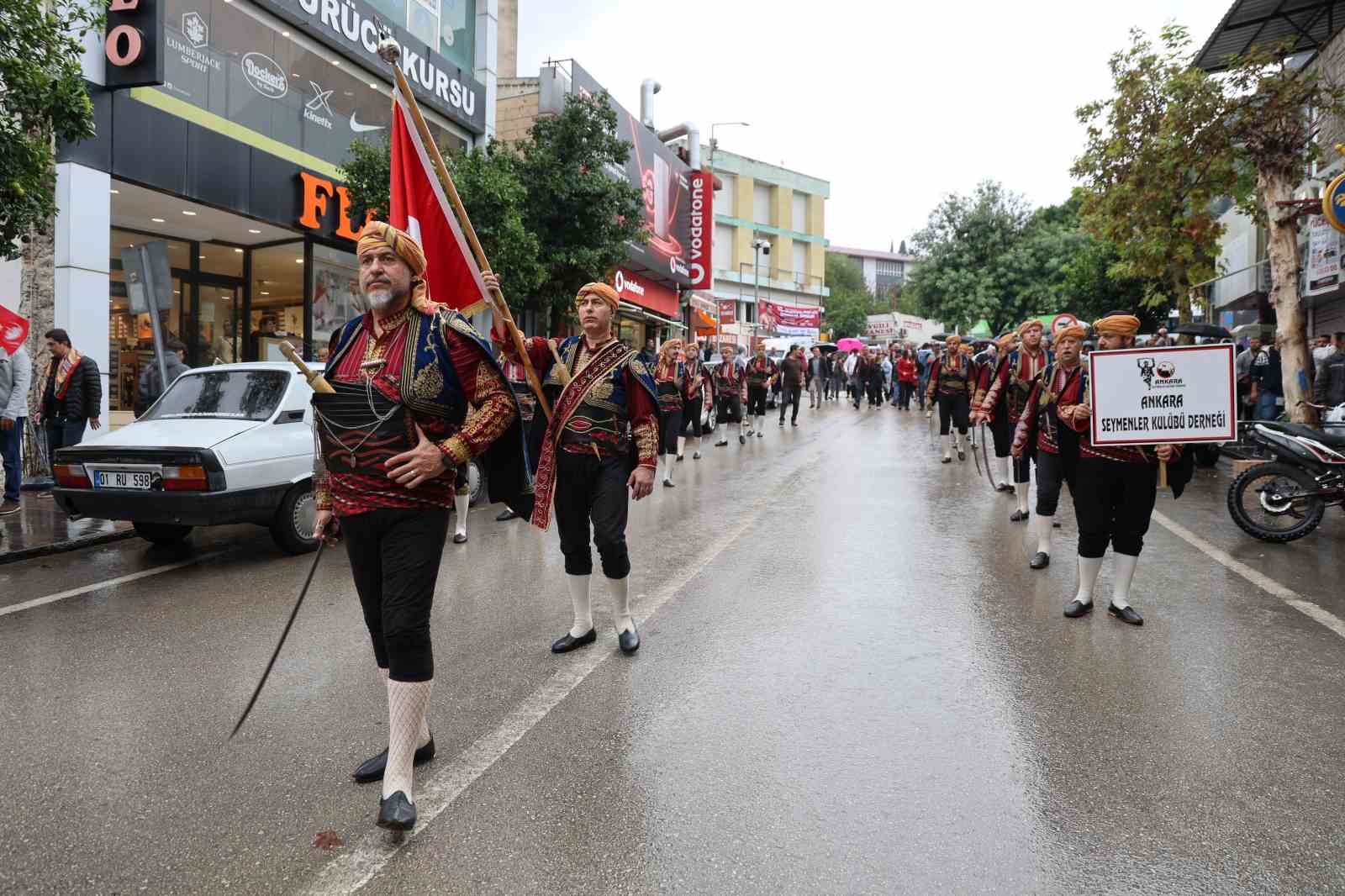 KOZAN’DA 10. İSMET ATLI KARAKUCAK GÜREŞLERİ YAĞMURA RAĞMEN KORTEJ YÜRÜYÜŞÜYLE BAŞLADI