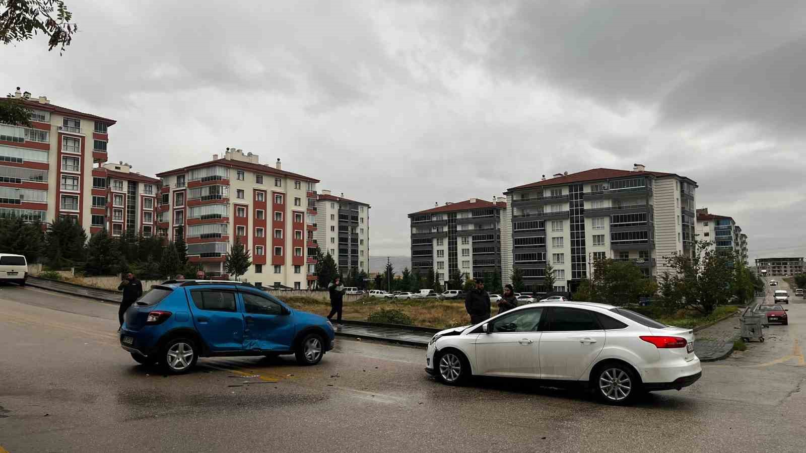 ANKARA’DA İKİ OTOMOBİL ÇARPIŞTI