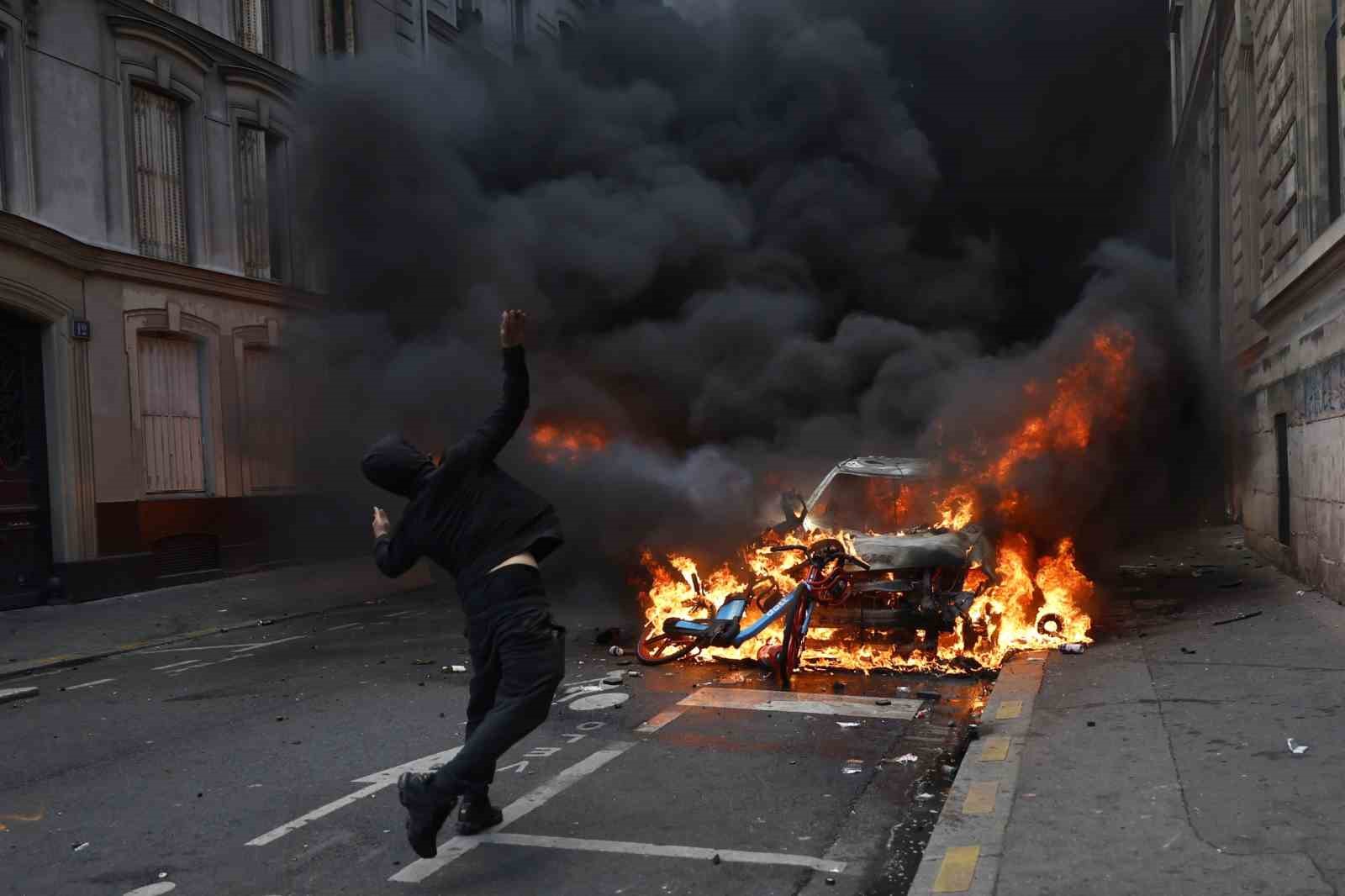 PARİS’TEKİ PROTESTOLARDA 13’Ü ÇOCUK 195 KİŞİ GÖZALTINA ALINDI