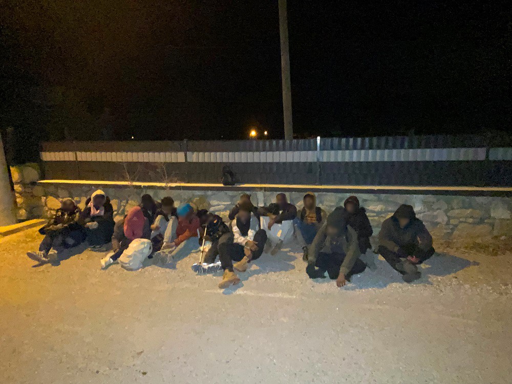 İZMİR’DE 16 DÜZENSİZ GÖÇMEN YAKALANDI