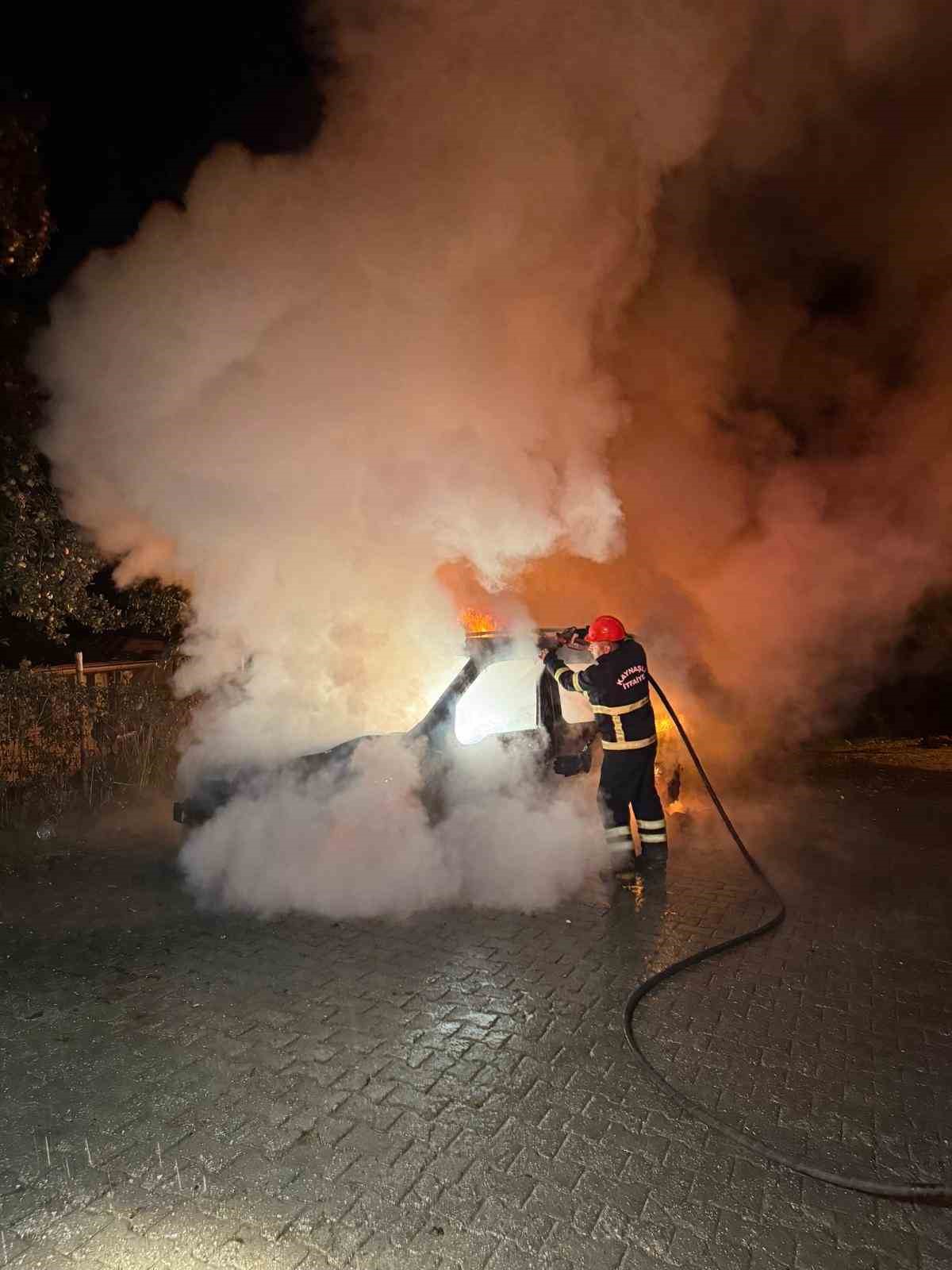 DÜZCE’DE SEYİR HALİNDEYKEN YANAN OTOMOBİL KULLANILAMAZ HALE GELDİ