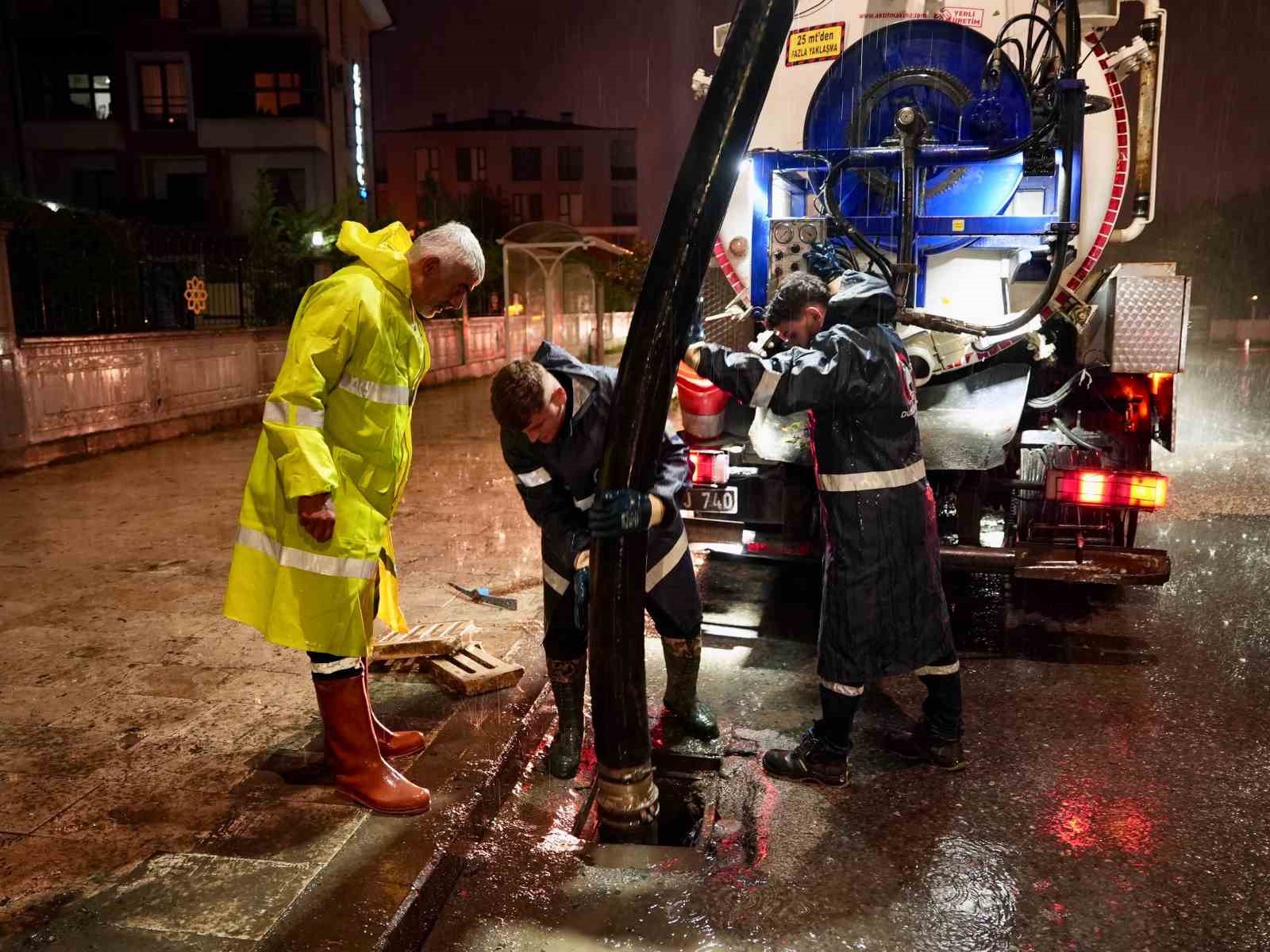 DÜZCE BELEDİYESİ TURUNCU KODLU UYARI SONRASI 140 PERSONELLE SAHADA