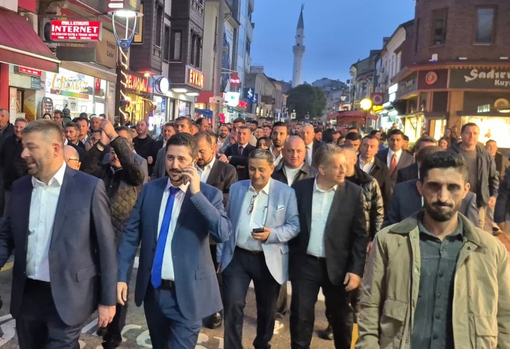 SEÇİM ZAFERİNİ YAKLAŞIK 800 METRE YOL YÜRÜYEREK KUTLADILAR