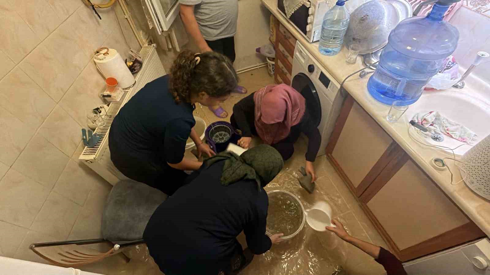 BOLU’DA SAĞANAK ETKİLİ OLDU: 6 DAİREYİ SU BASTI