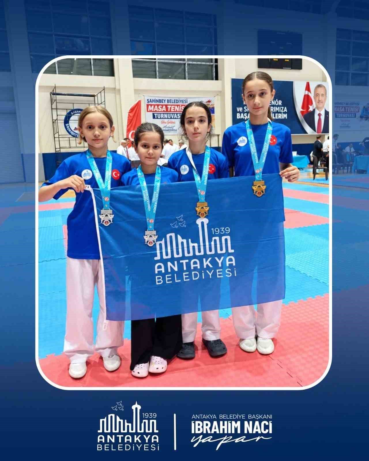ANTAKYA BELEDİYESİ KARATE TAKIMI 12 MADALYA KAZANDI