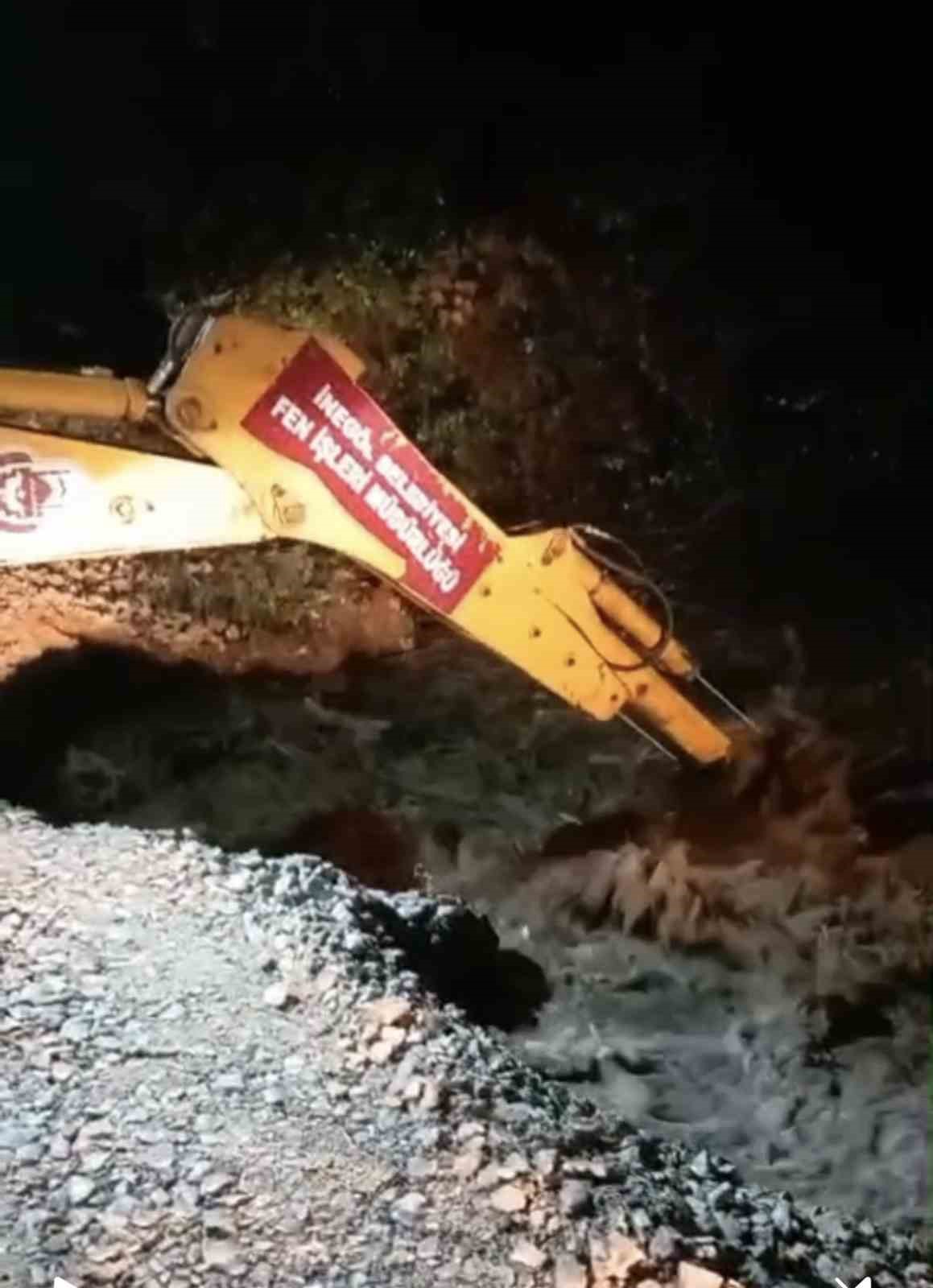 BURSA’DA YAĞIŞ KÖPRÜYÜ ÇÖKERTTİ, SÜRÜCÜLER MAHSUR KALDI: İMDADA BELEDİYE EKİPLERİ YETİŞTİ