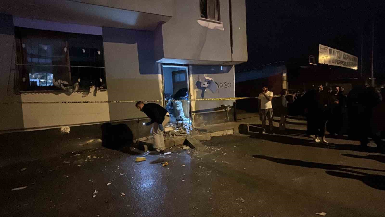 ADANA’DA 2’Sİ ÇOCUK, 5 KİŞİNİN BULUNDUĞU EVE EL YAPIMI PATLAYICI ATTILAR