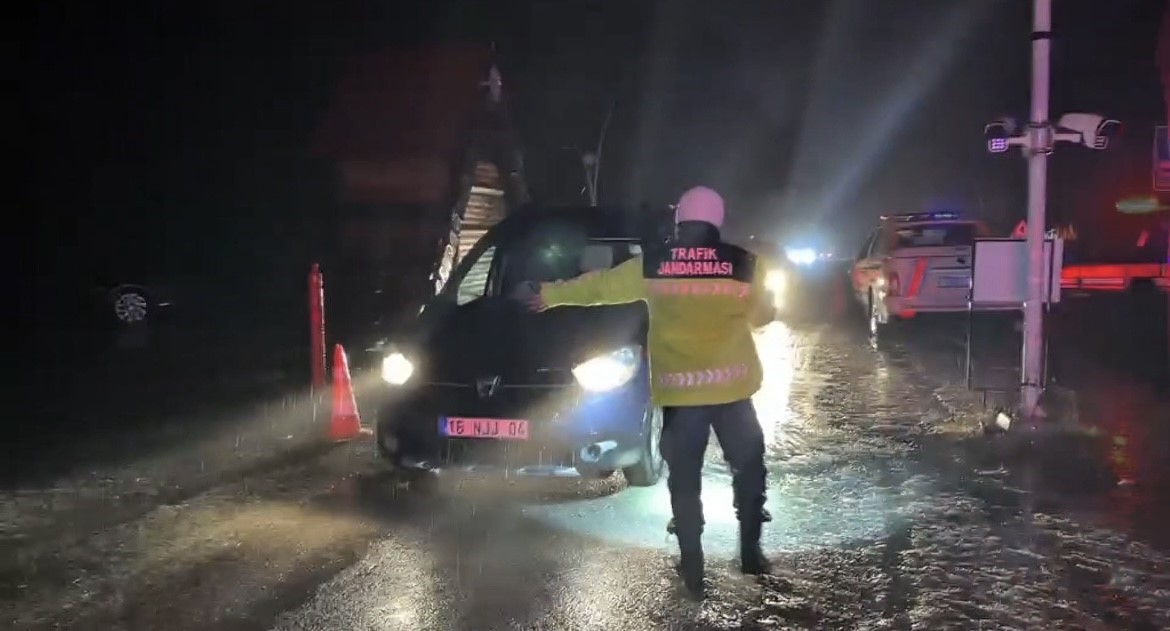 ULUDAĞ’DA KAR KALINLIĞI 20 SANTİMETREYE ULAŞTI: JANDARMA DENETİME GEÇTİ
