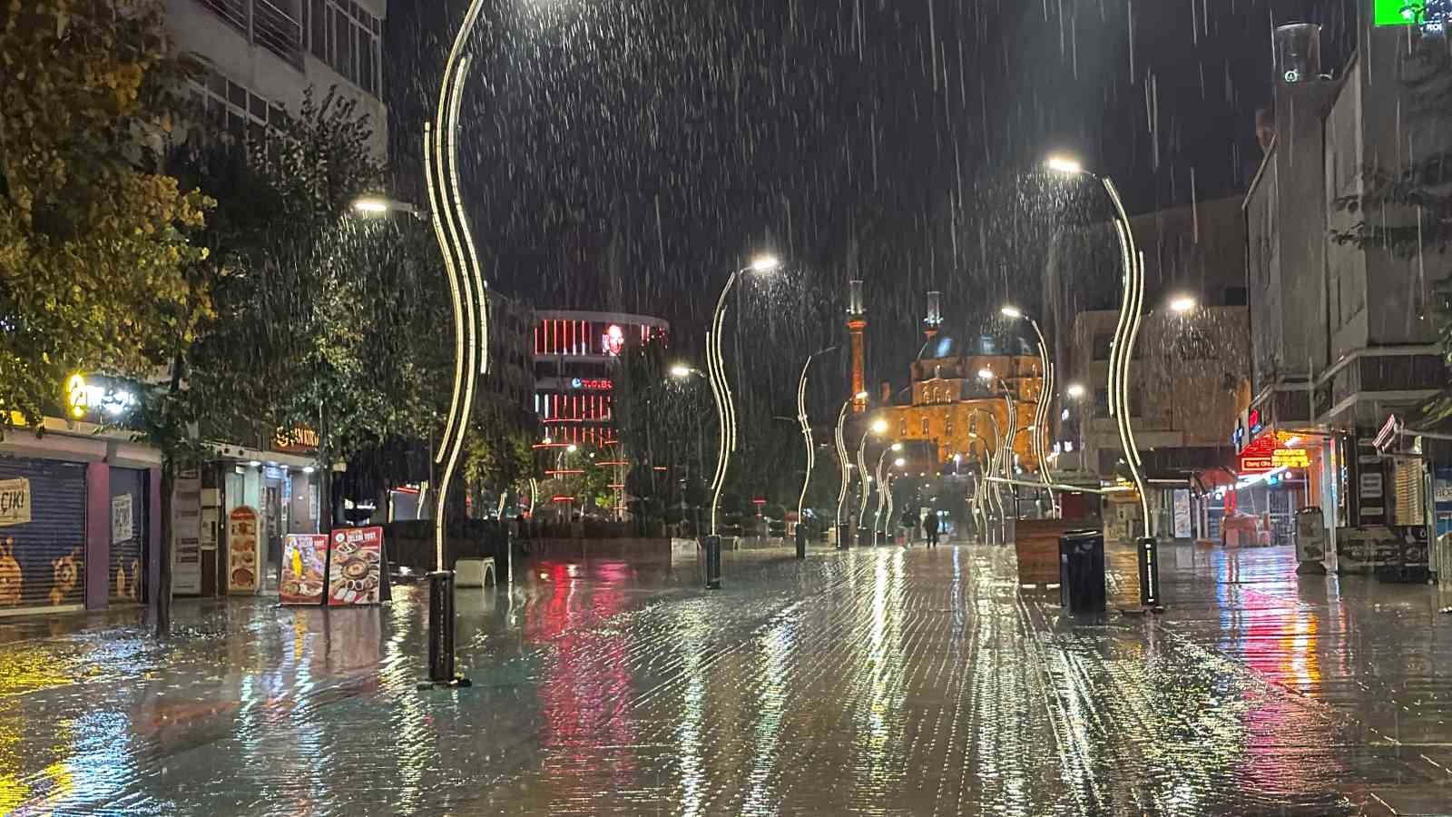 BOLU’DA SAĞANAK YAĞIŞ HAYATI OLUMSUZ ETKİLEDİ