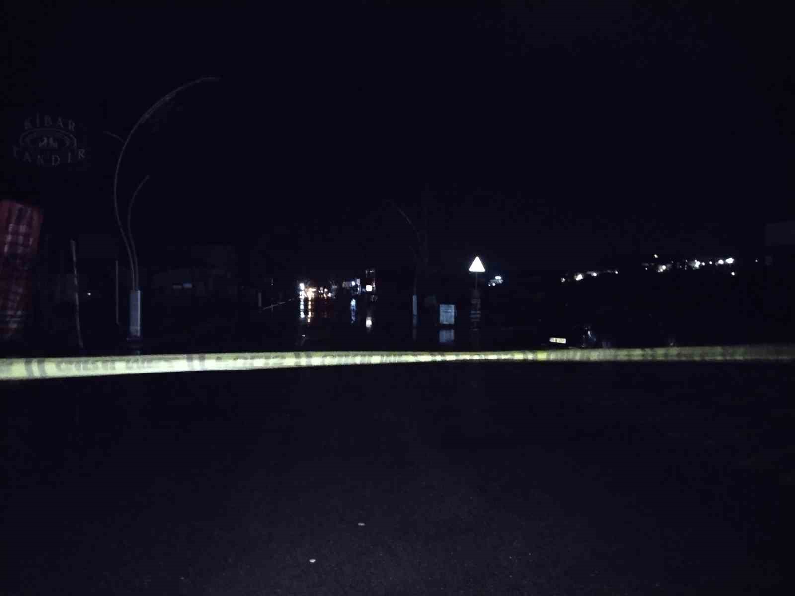 ŞİLE’DE ŞİDDETLİ YAĞIŞ NEDENİYLE CADDE ULAŞIMA KAPANDI