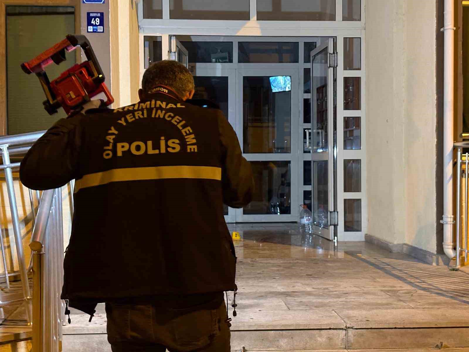 KAYSERİ’DE BİNANIN GİRİŞİNDE ÇIKAN BIÇAKLI KAVGADA 2 KİŞİ YARALANDI