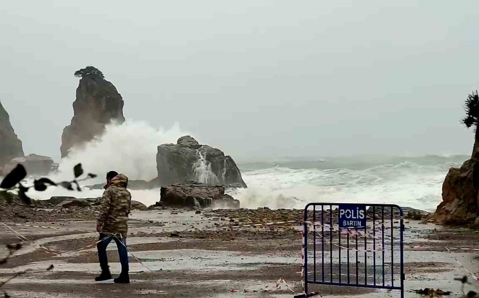 AMASRA’DA DALGA BOYU 10 METREYİ AŞTI