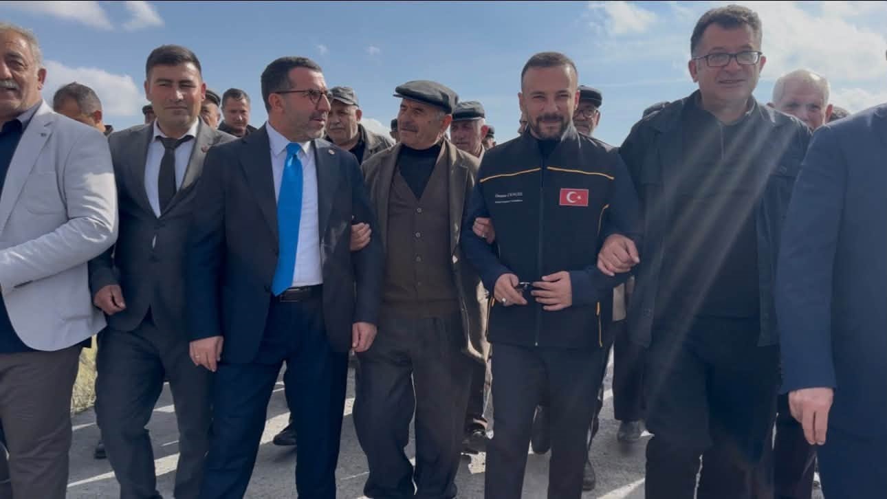 KARS’TA KÖY YOLLARINDA BETON YOL ÇALIŞMALARI SÜRÜYOR