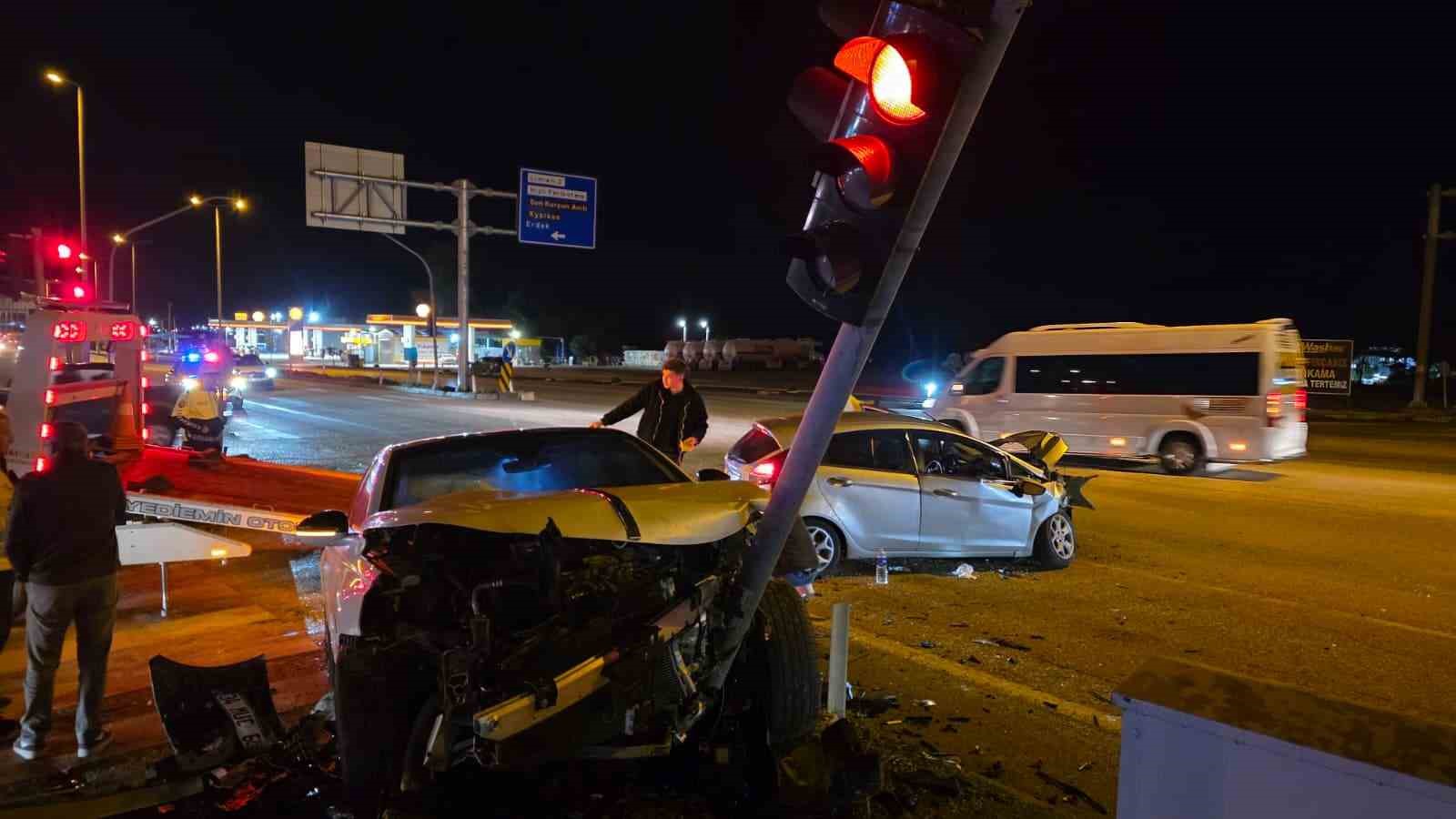 BANDIRMA HASTANE KAVŞAĞI’NDA TRAFİK KAZASI: 3 YARALI