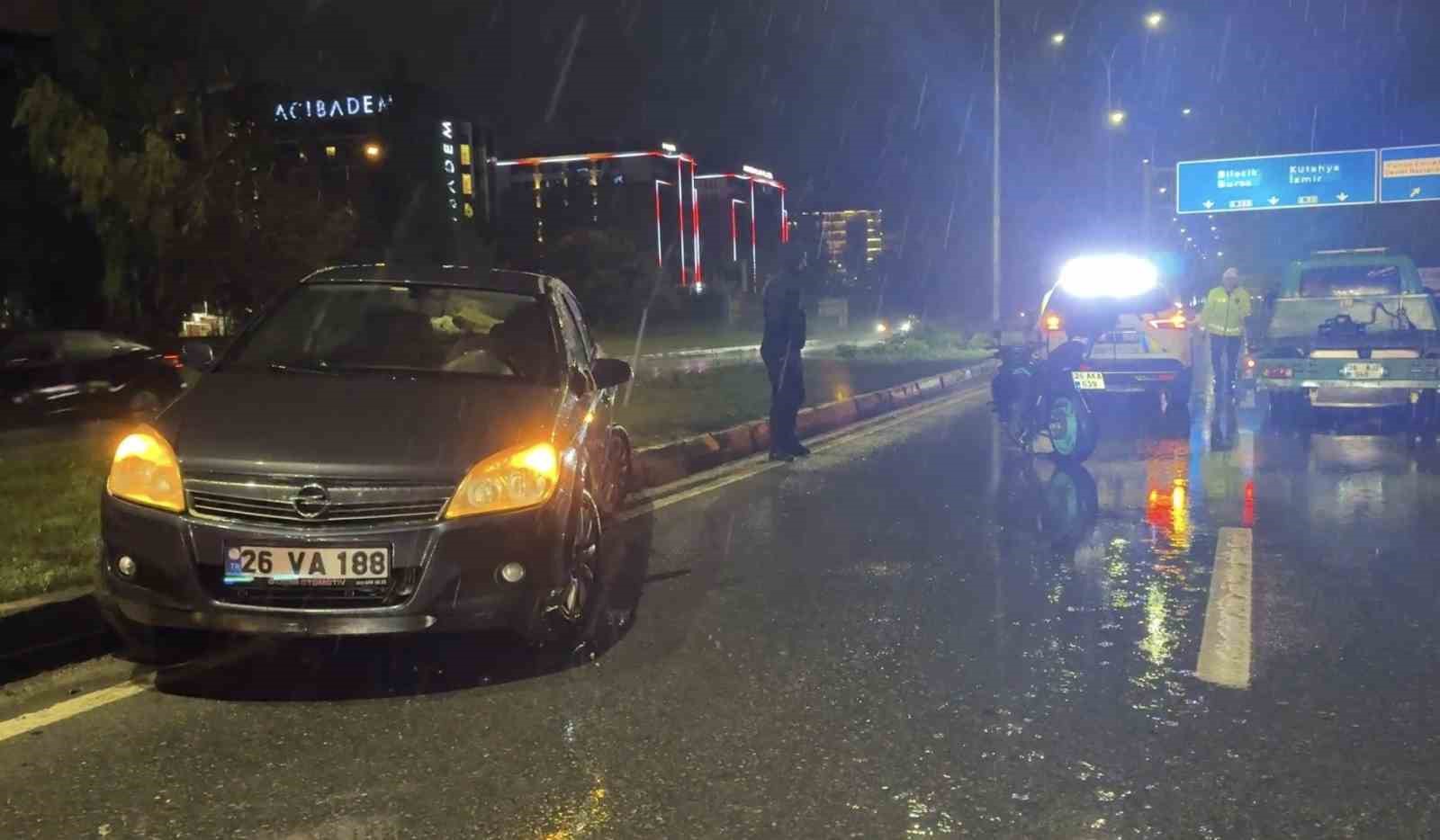ESKİŞEHİR’DE OTOMOBİL İLE MOTOSİKLET ÇARPIŞTI: 1 YARALI